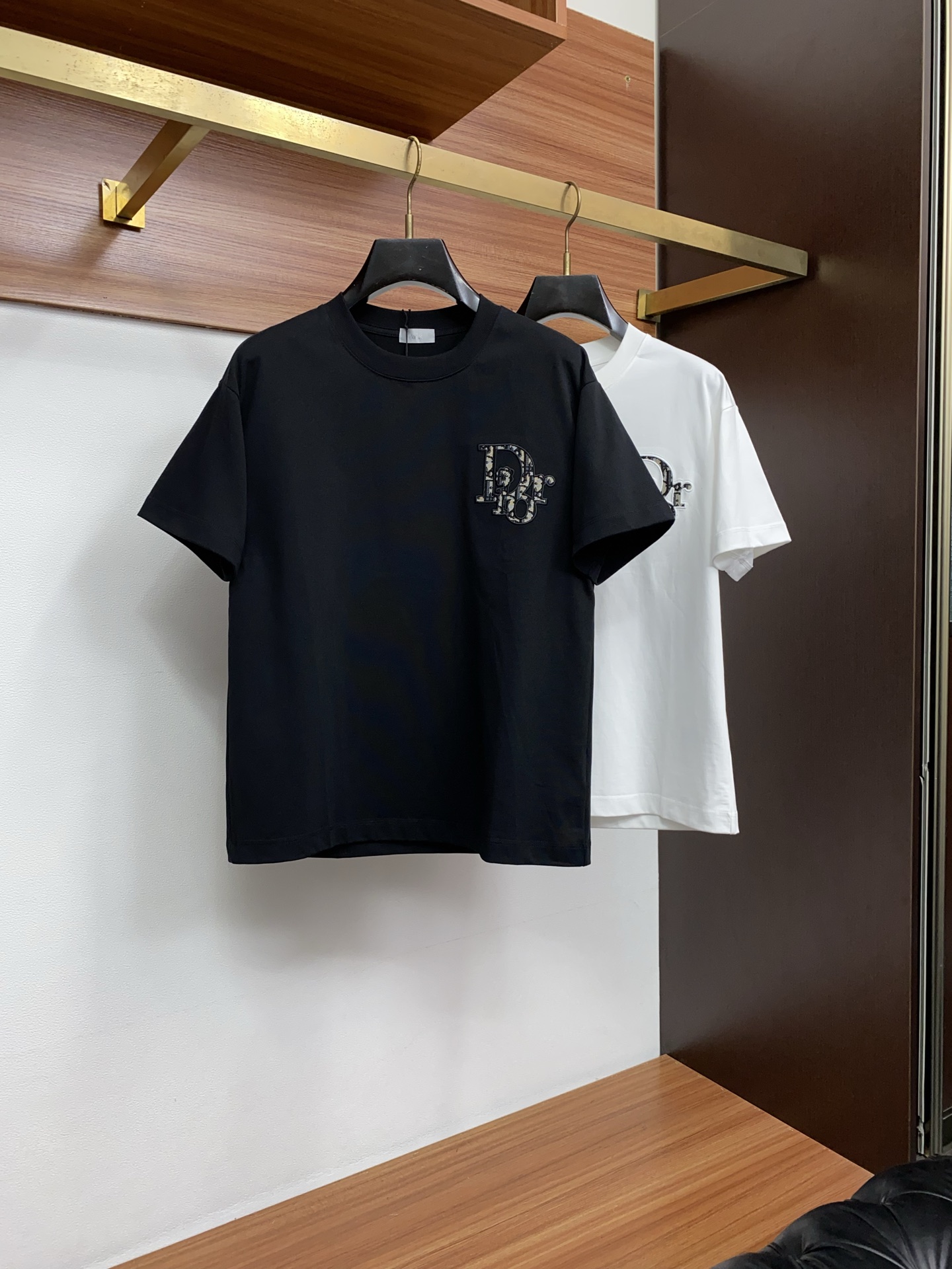 迪奥 2026新款AW新品，时尚微阔短袖 专柜同步有售，定制长绒棉面料，工艺极度复杂，视觉相当雅致时髦，