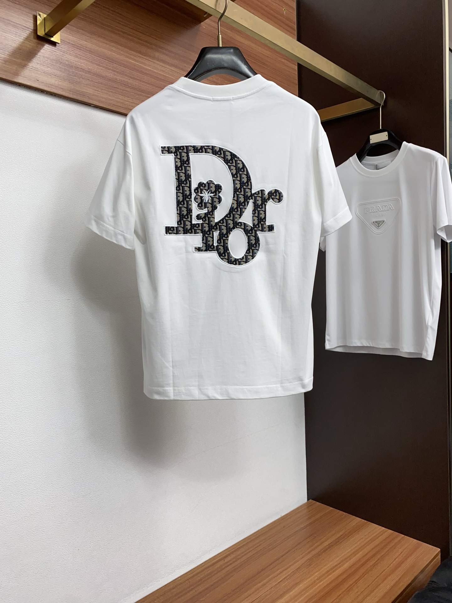 迪奥 2026新款AW新品，时尚微阔短袖 专柜同步有售，定制长绒棉面料，工艺极度复杂，视觉相当雅致时髦，