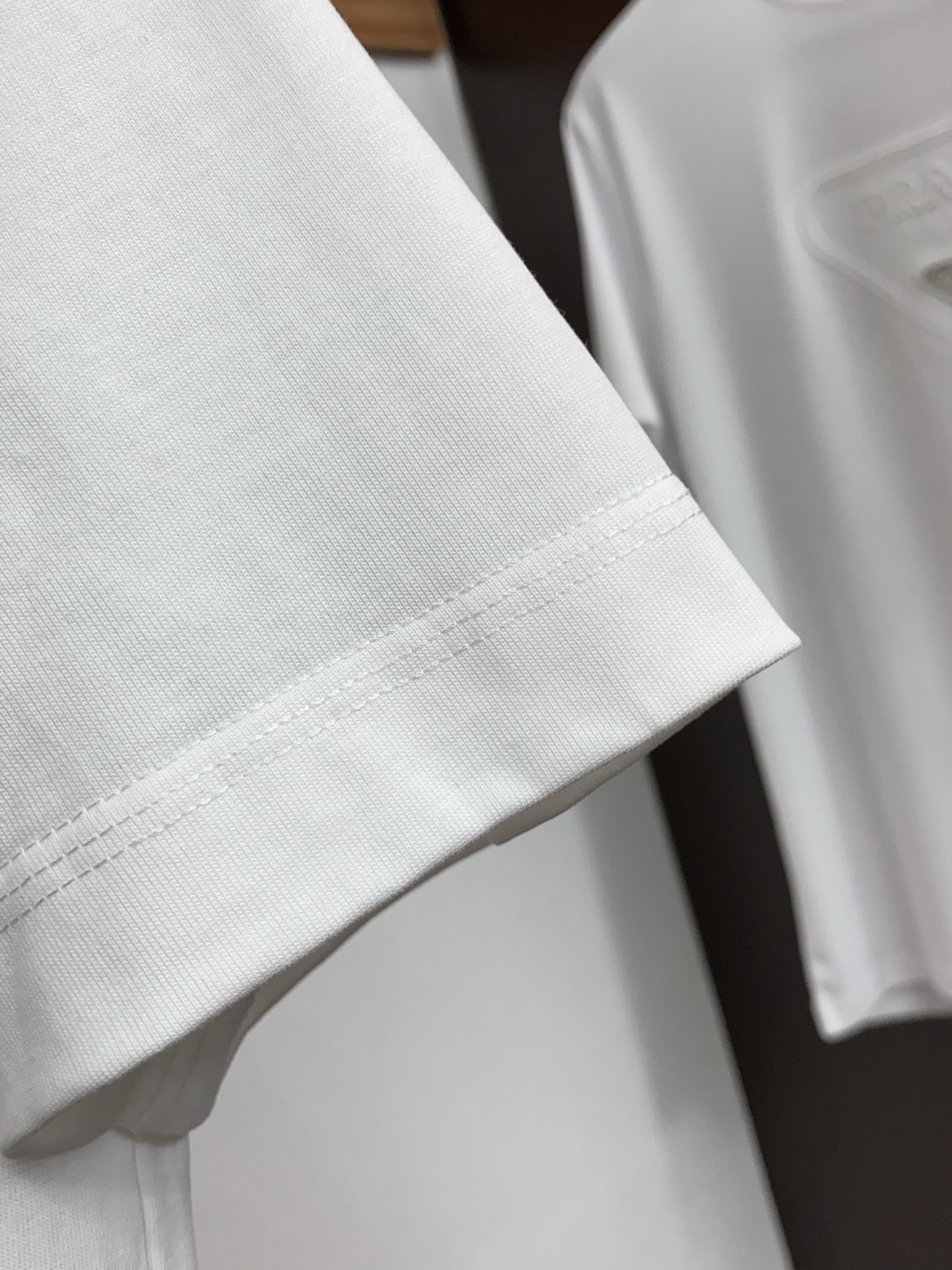 迪奥 2026新款AW新品，时尚微阔短袖 专柜同步有售，定制长绒棉面料，工艺极度复杂，视觉相当雅致时髦，