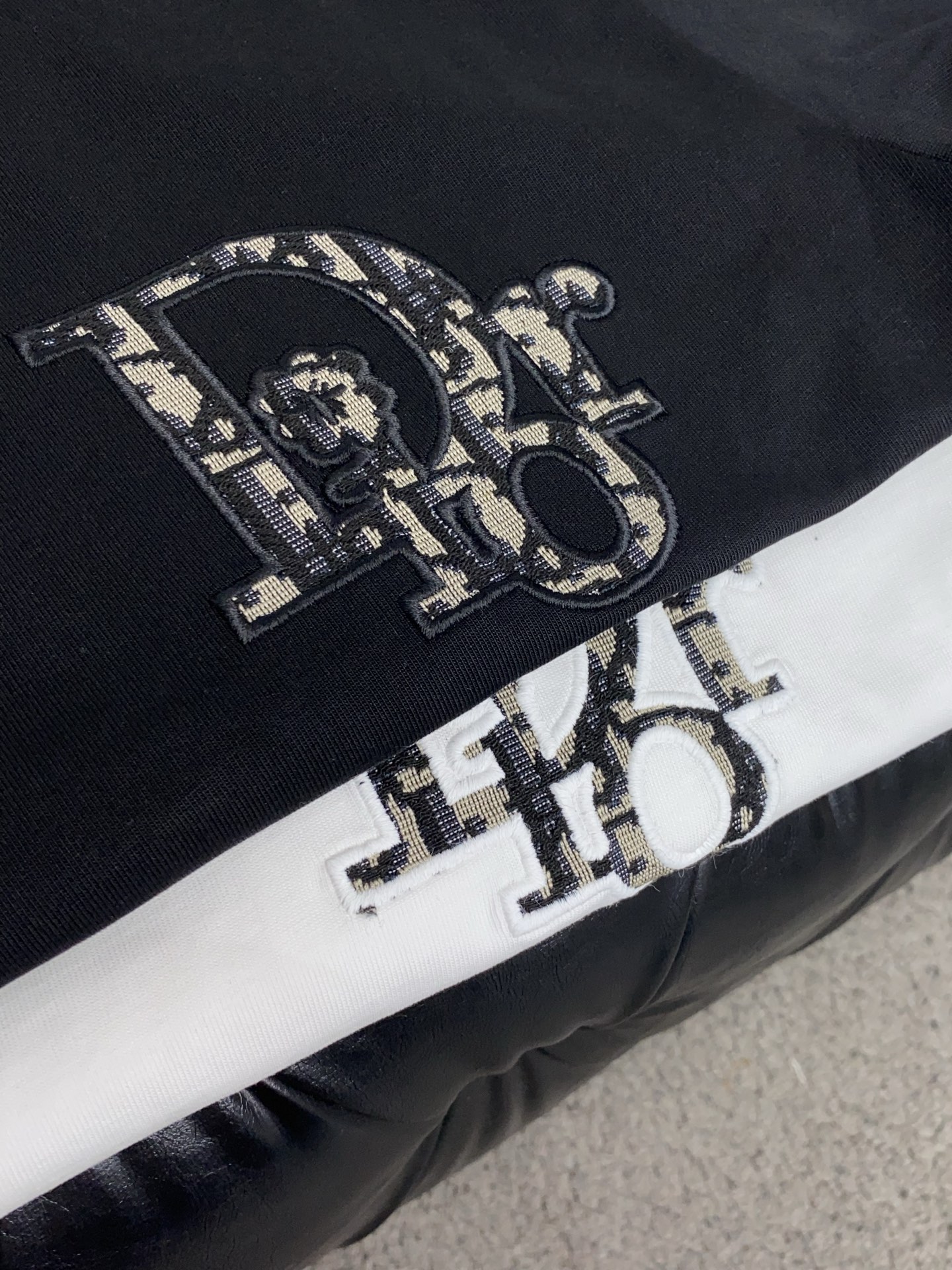 迪奥 2026新款AW新品，时尚微阔短袖 专柜同步有售，定制长绒棉面料，工艺极度复杂，视觉相当雅致时髦，