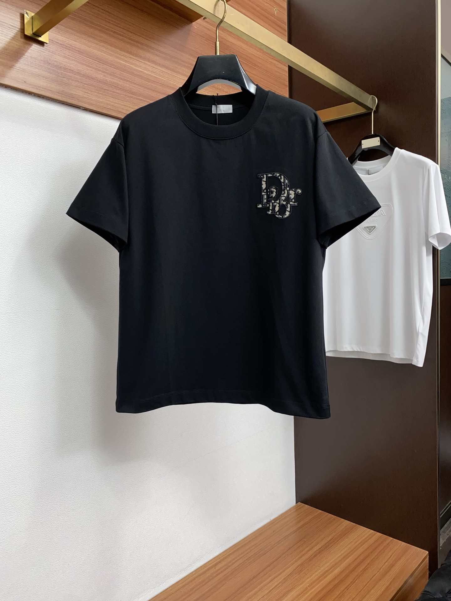 迪奥 2026新款AW新品，时尚微阔短袖 专柜同步有售，定制长绒棉面料，工艺极度复杂，视觉相当雅致时髦，