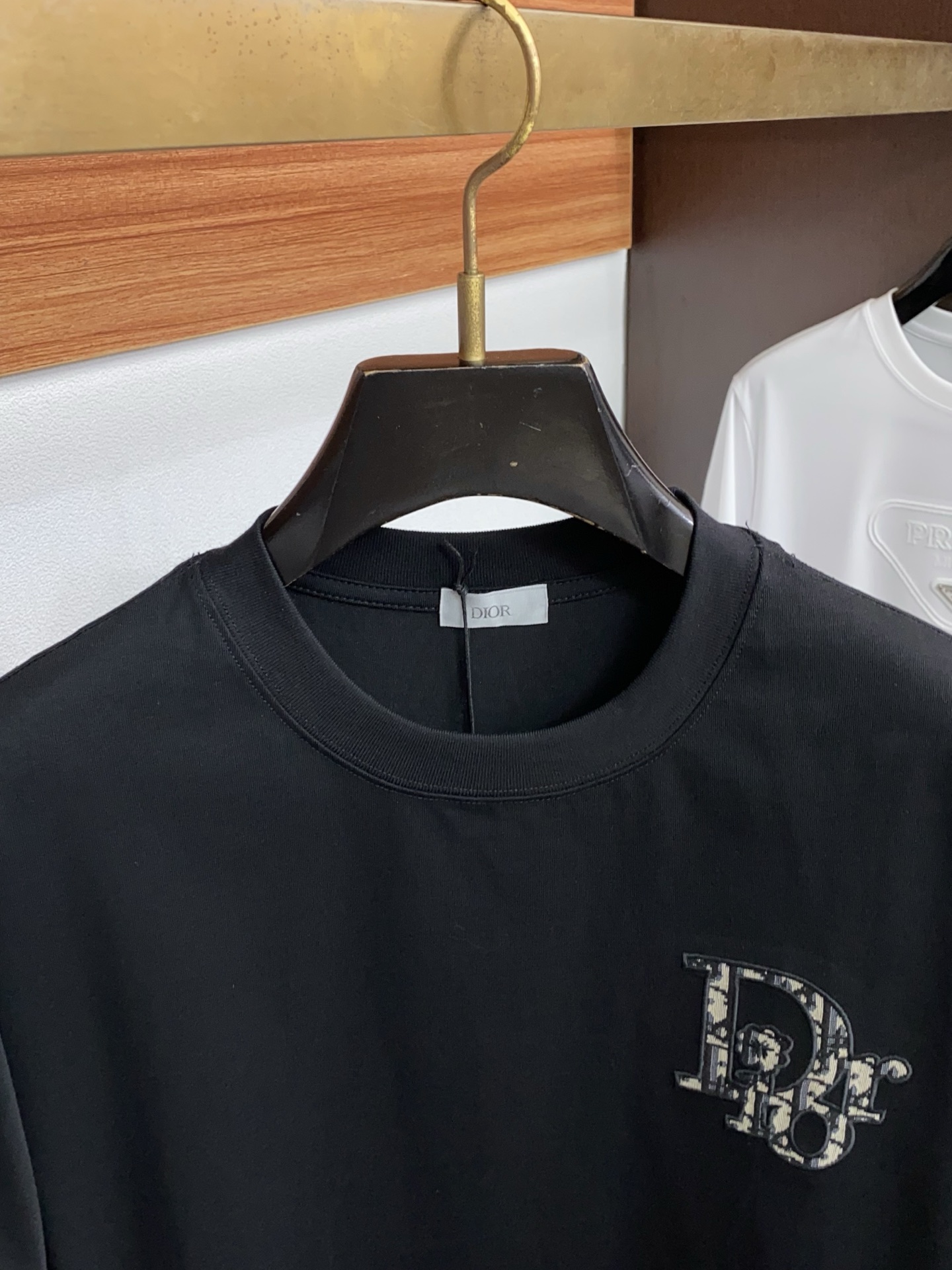 迪奥 2026新款AW新品，时尚微阔短袖 专柜同步有售，定制长绒棉面料，工艺极度复杂，视觉相当雅致时髦，