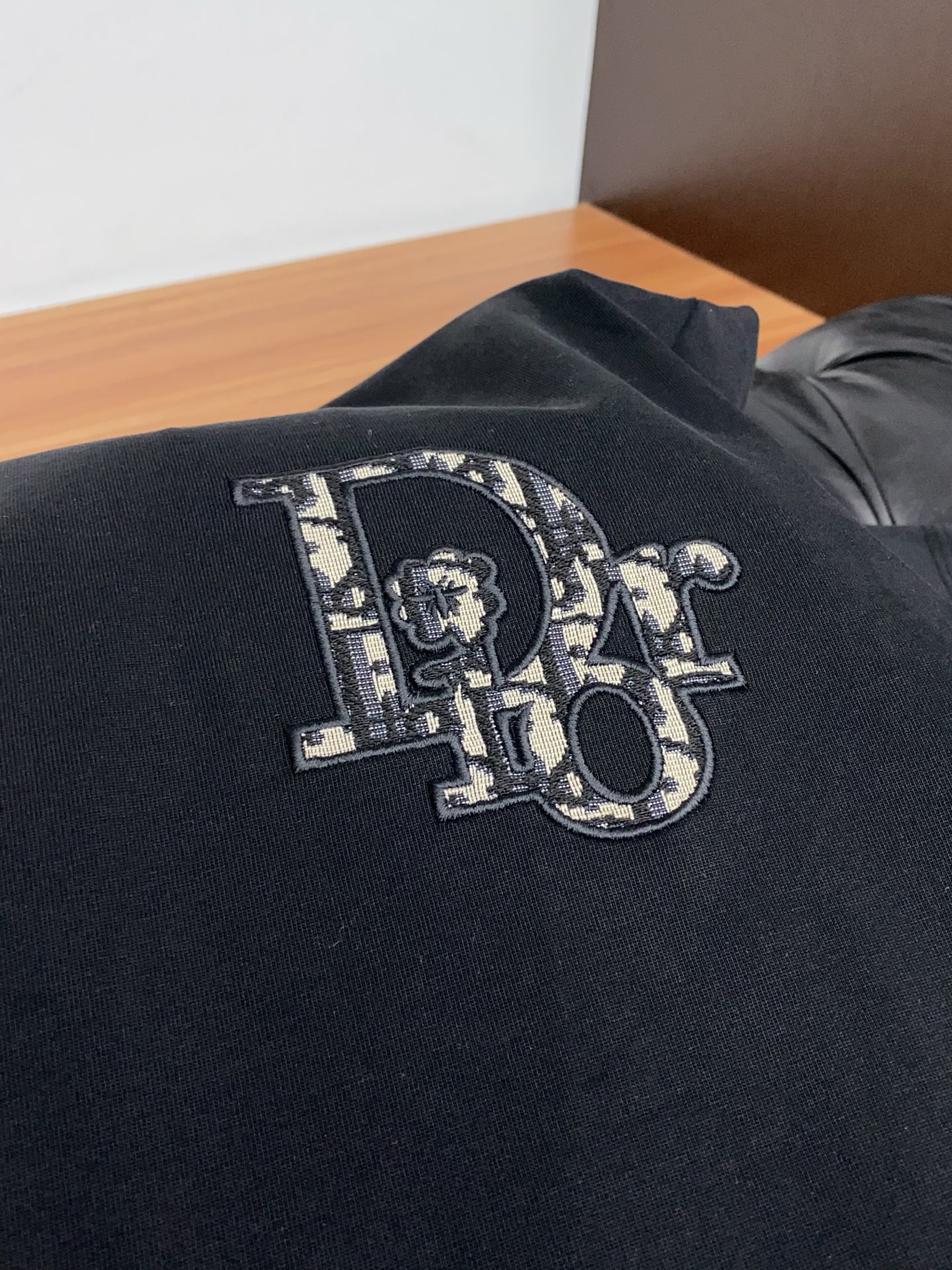 迪奥 2026新款AW新品，时尚微阔短袖 专柜同步有售，定制长绒棉面料，工艺极度复杂，视觉相当雅致时髦，