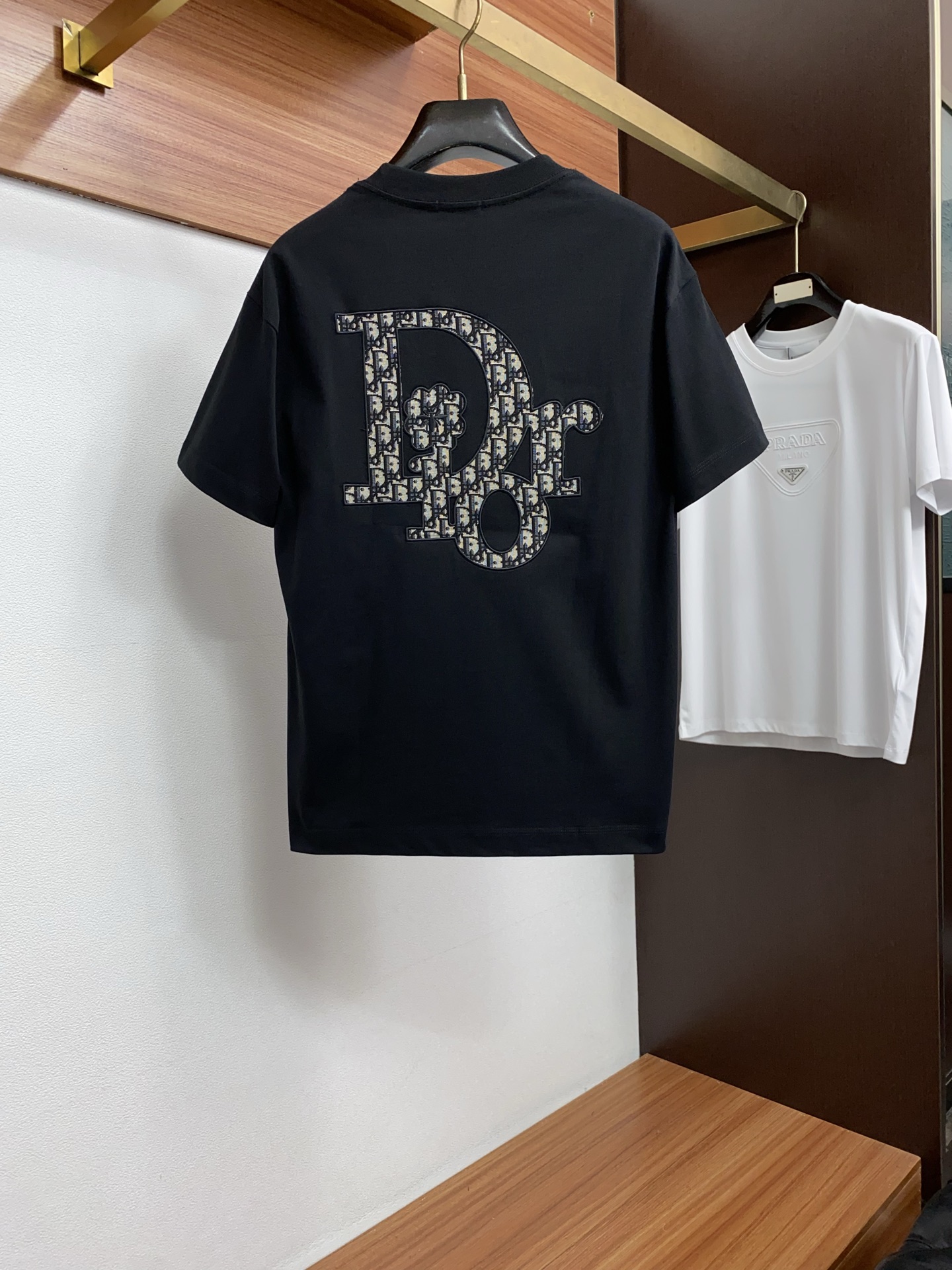 迪奥 2026新款AW新品，时尚微阔短袖 专柜同步有售，定制长绒棉面料，工艺极度复杂，视觉相当雅致时髦，