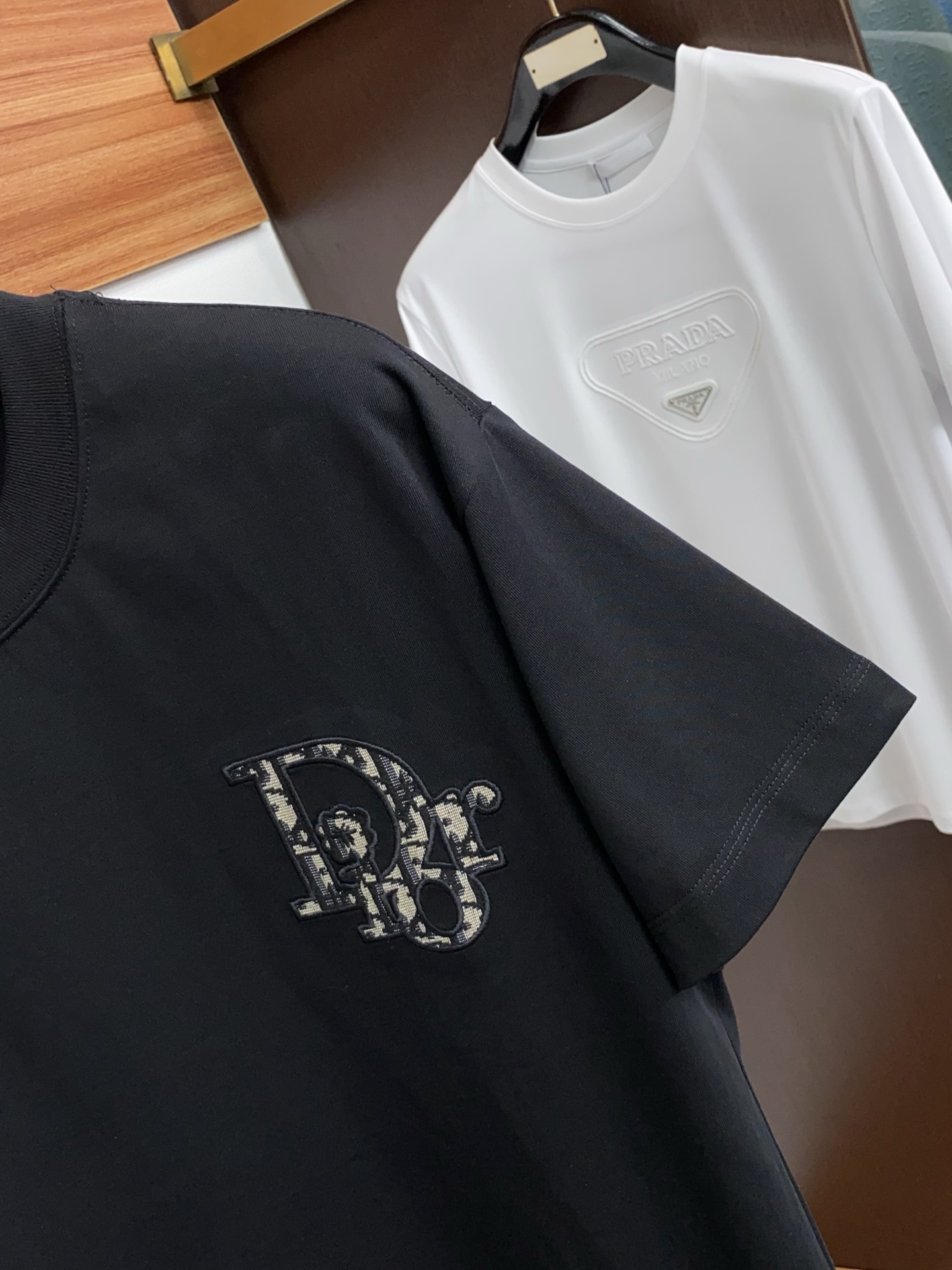 迪奥 2026新款AW新品，时尚微阔短袖 专柜同步有售，定制长绒棉面料，工艺极度复杂，视觉相当雅致时髦，