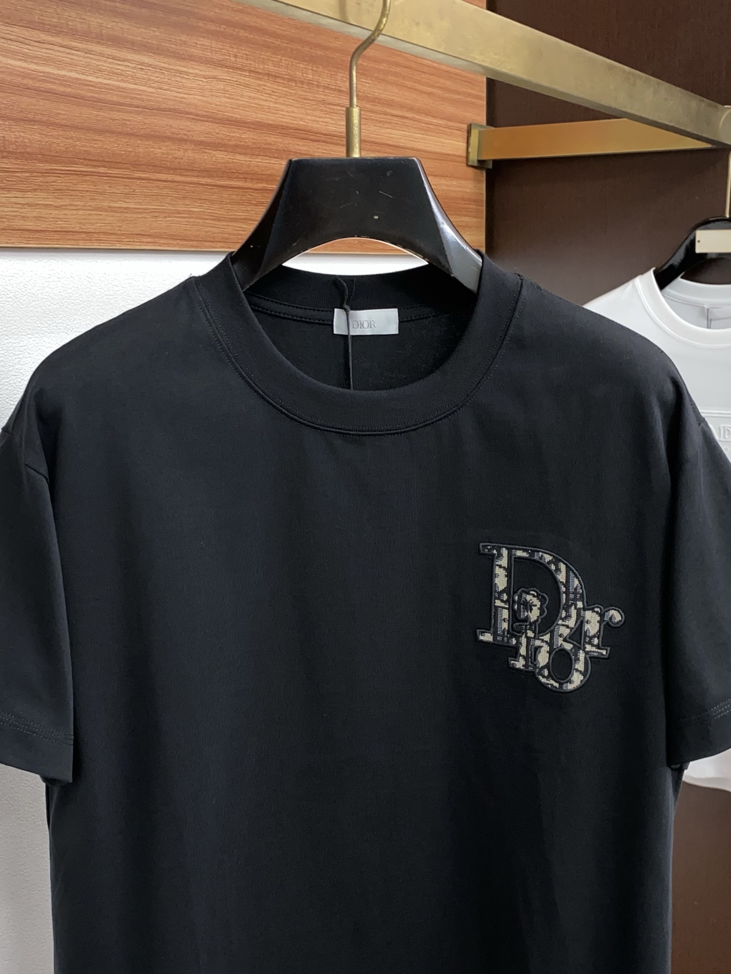 迪奥 2026新款AW新品，时尚微阔短袖 专柜同步有售，定制长绒棉面料，工艺极度复杂，视觉相当雅致时髦，