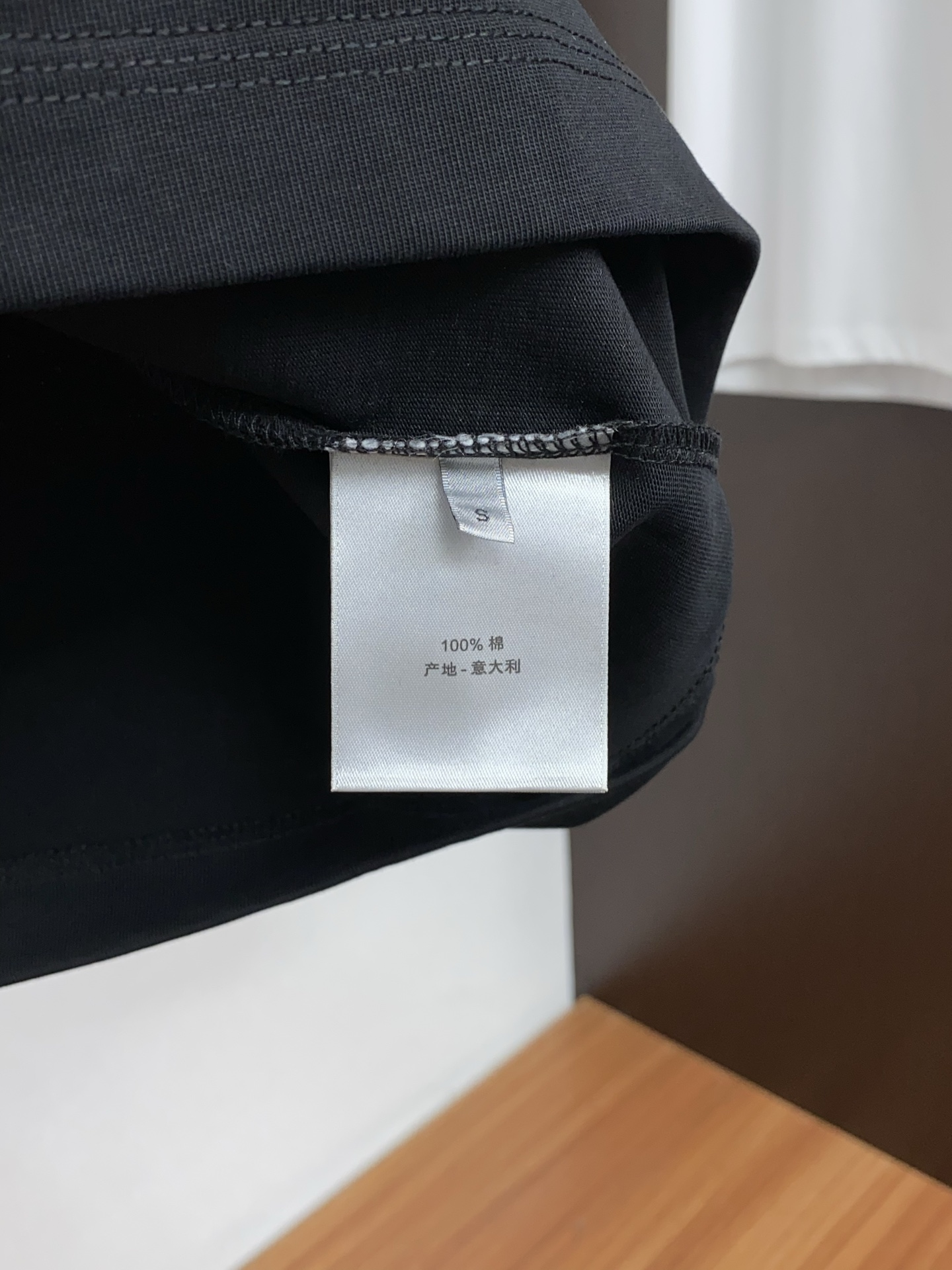 迪奥 2026新款AW新品，时尚微阔短袖 专柜同步有售，定制长绒棉面料，工艺极度复杂，视觉相当雅致时髦，