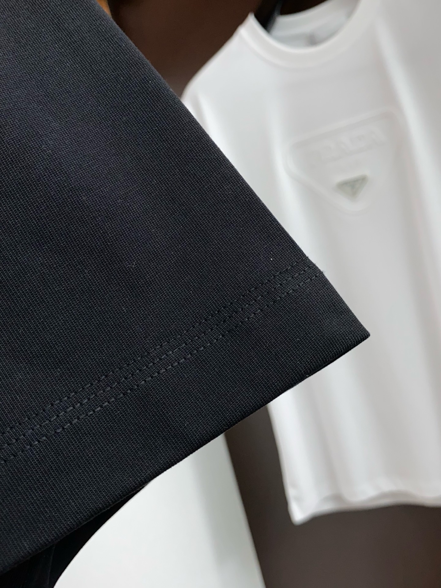 迪奥 2026新款AW新品，时尚微阔短袖 专柜同步有售，定制长绒棉面料，工艺极度复杂，视觉相当雅致时髦，