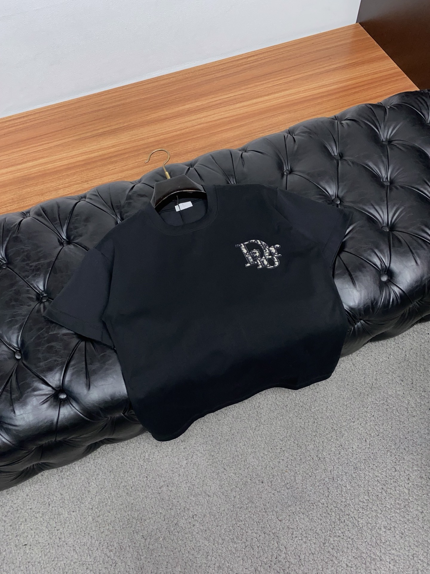 迪奥 2026新款AW新品，时尚微阔短袖 专柜同步有售，定制长绒棉面料，工艺极度复杂，视觉相当雅致时髦，