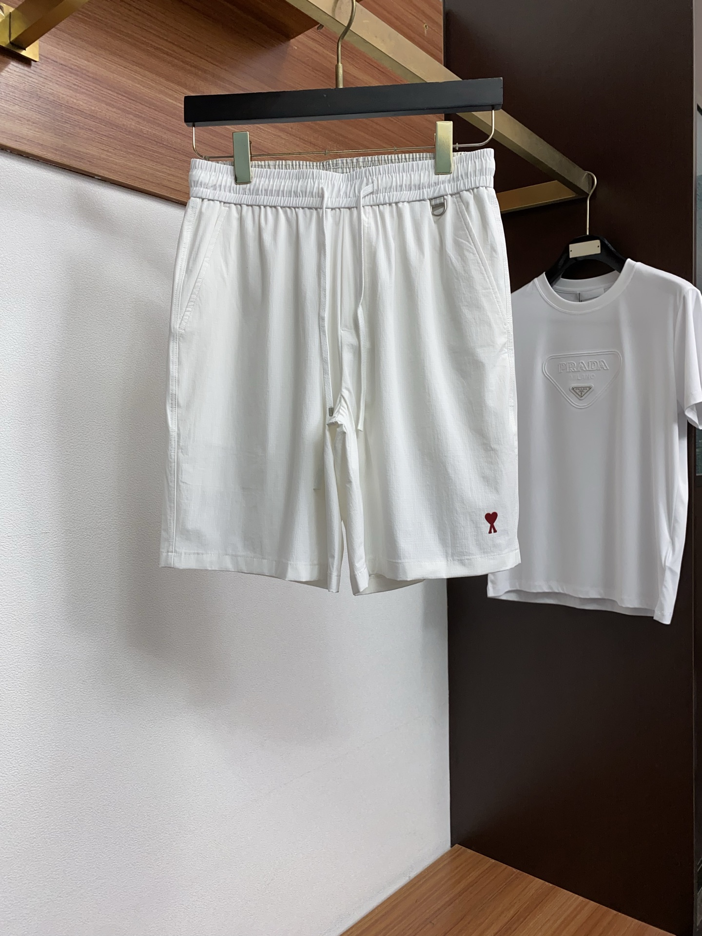 AMi 春夏新款休闲短裤 品牌经典系列速干弹了面料 舒适度极好，手触感强烈。原版品牌logo 辨识度极高