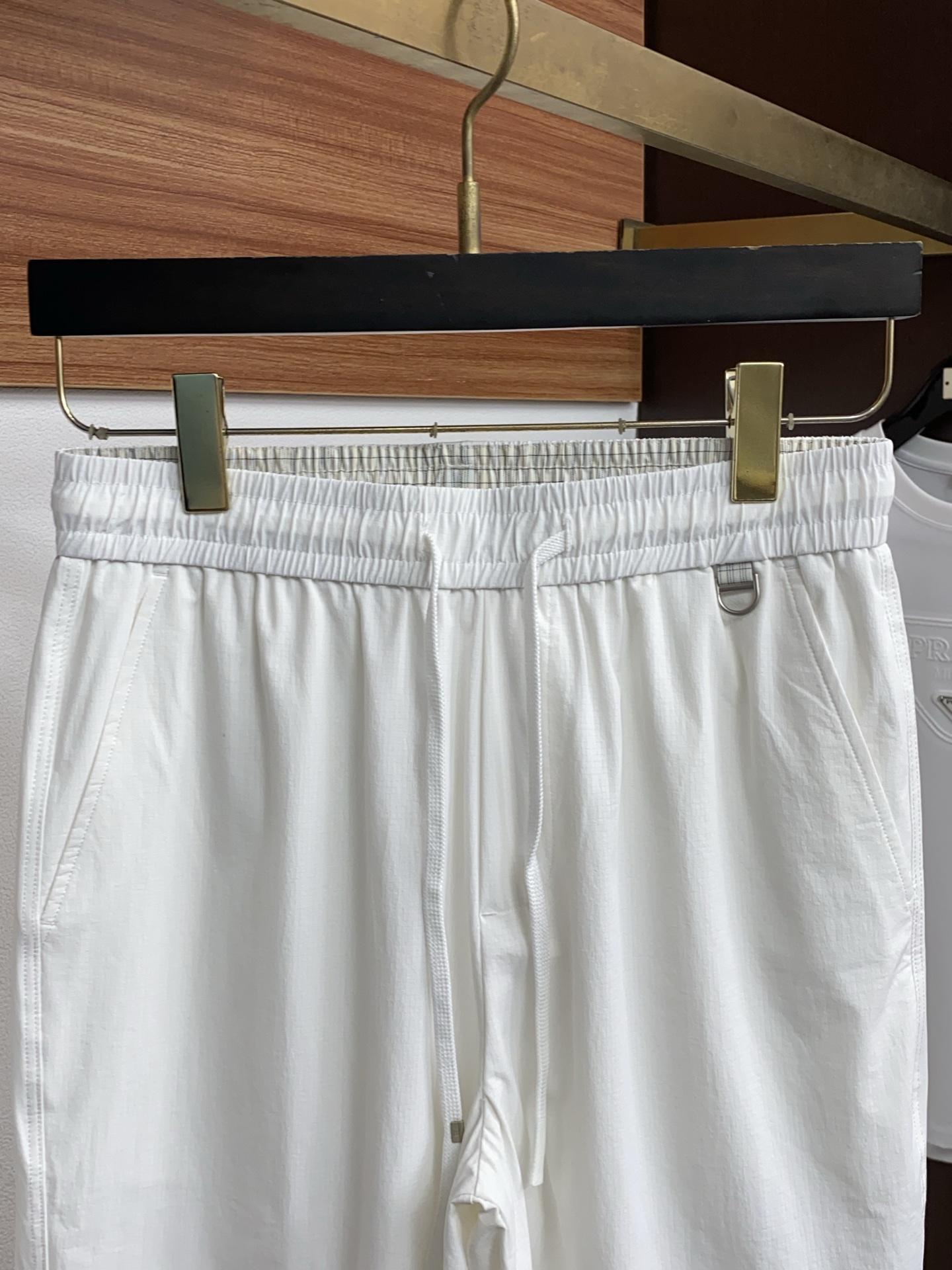 AMi 春夏新款休闲短裤 品牌经典系列速干弹了面料 舒适度极好，手触感强烈。原版品牌logo 辨识度极高