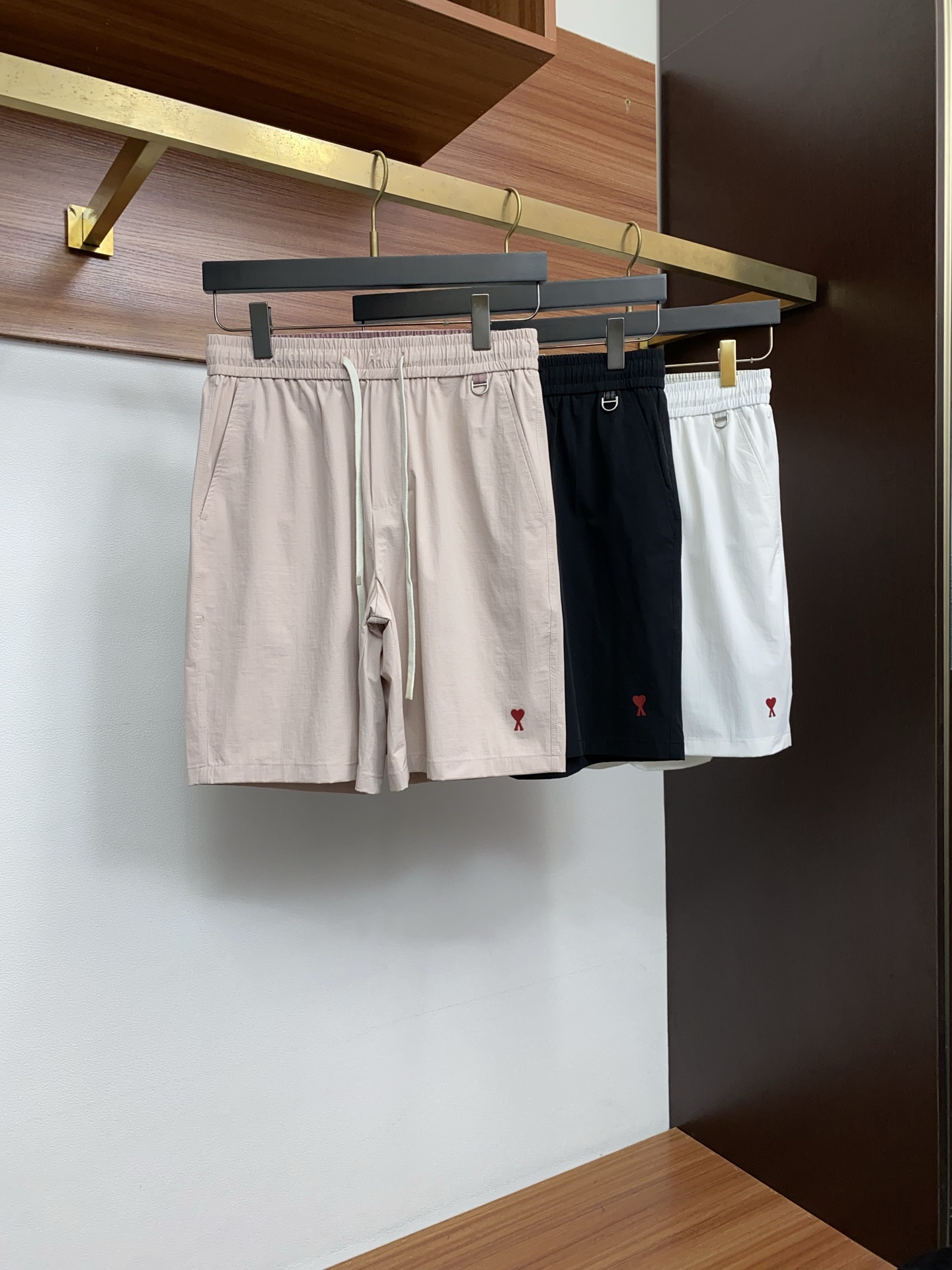 AMi 春夏新款休闲短裤 品牌经典系列速干弹了面料 舒适度极好，手触感强烈。原版品牌logo 辨识度极高