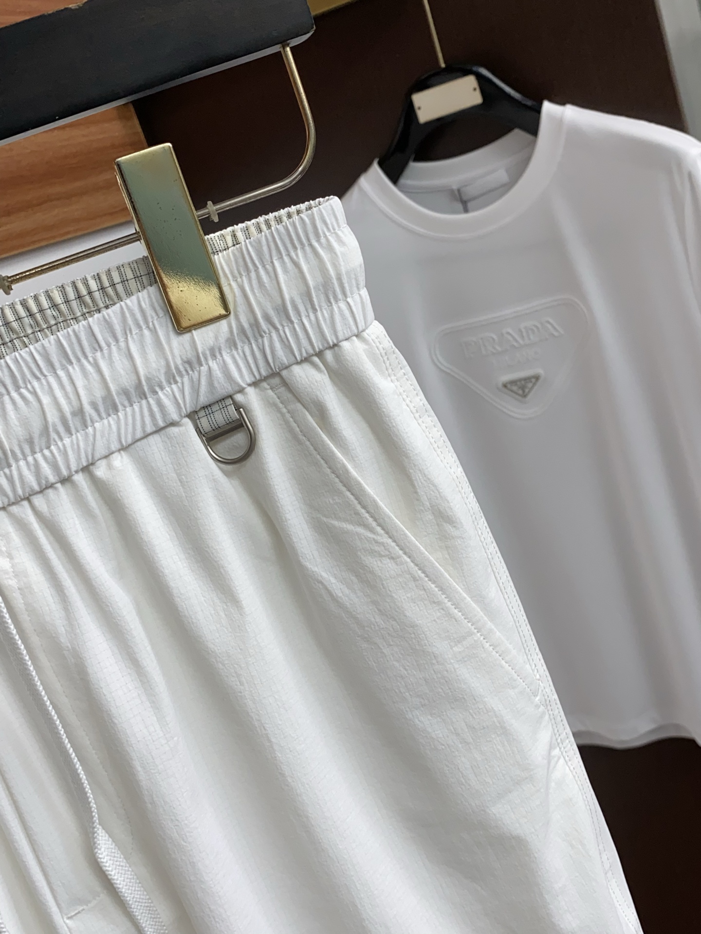 AMi 春夏新款休闲短裤 品牌经典系列速干弹了面料 舒适度极好，手触感强烈。原版品牌logo 辨识度极高