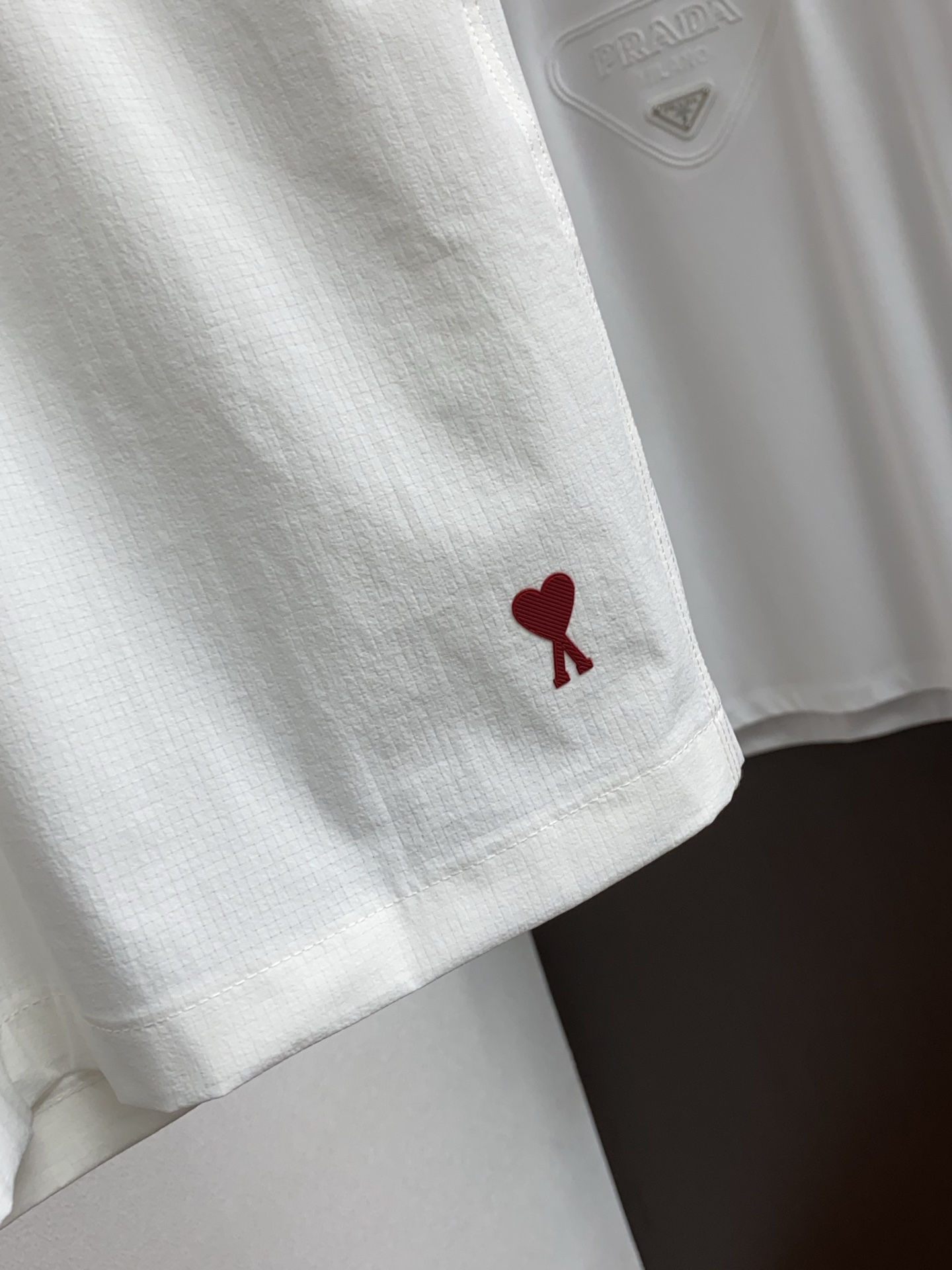 AMi 春夏新款休闲短裤 品牌经典系列速干弹了面料 舒适度极好，手触感强烈。原版品牌logo 辨识度极高