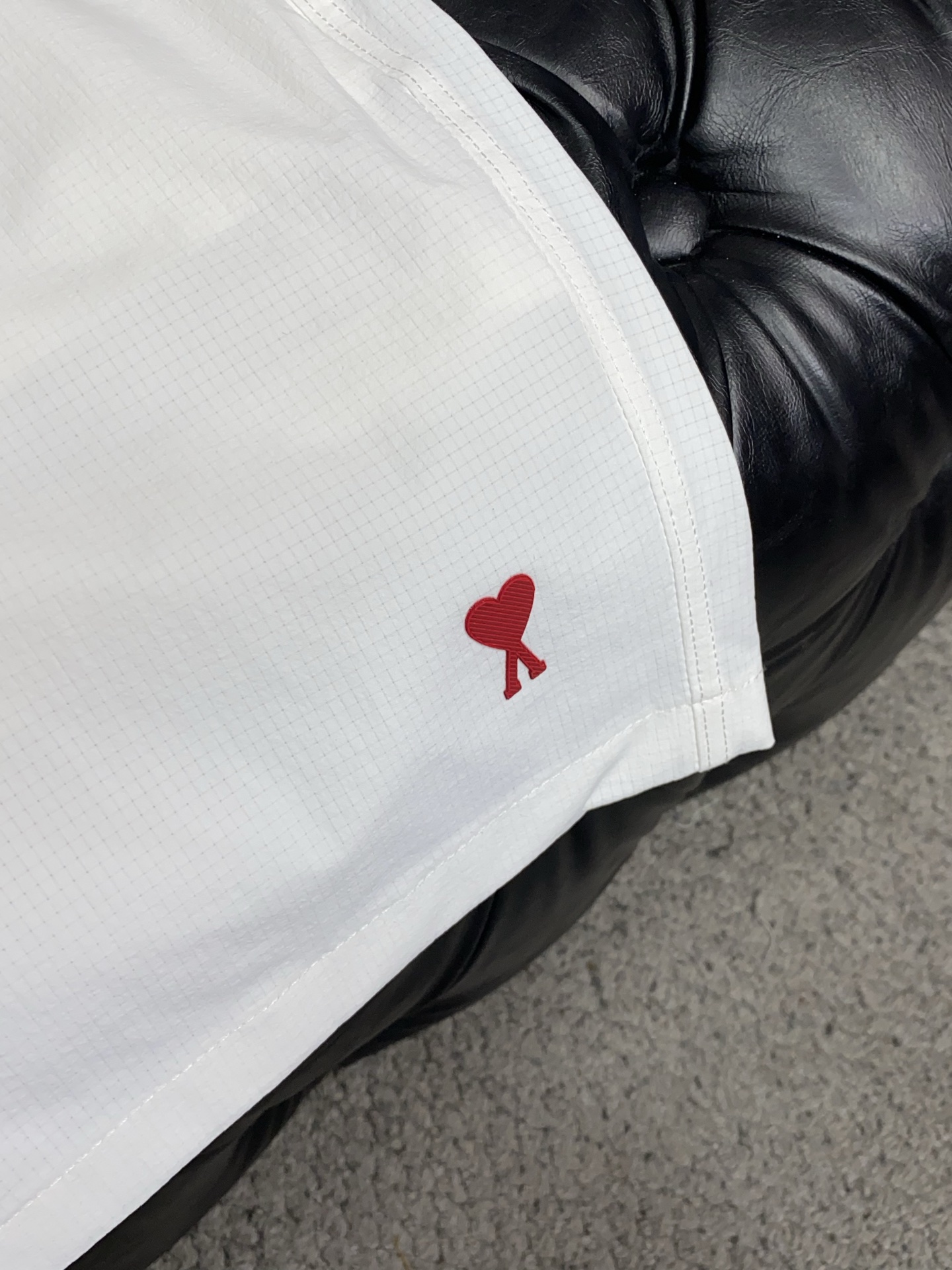 AMi 春夏新款休闲短裤 品牌经典系列速干弹了面料 舒适度极好，手触感强烈。原版品牌logo 辨识度极高