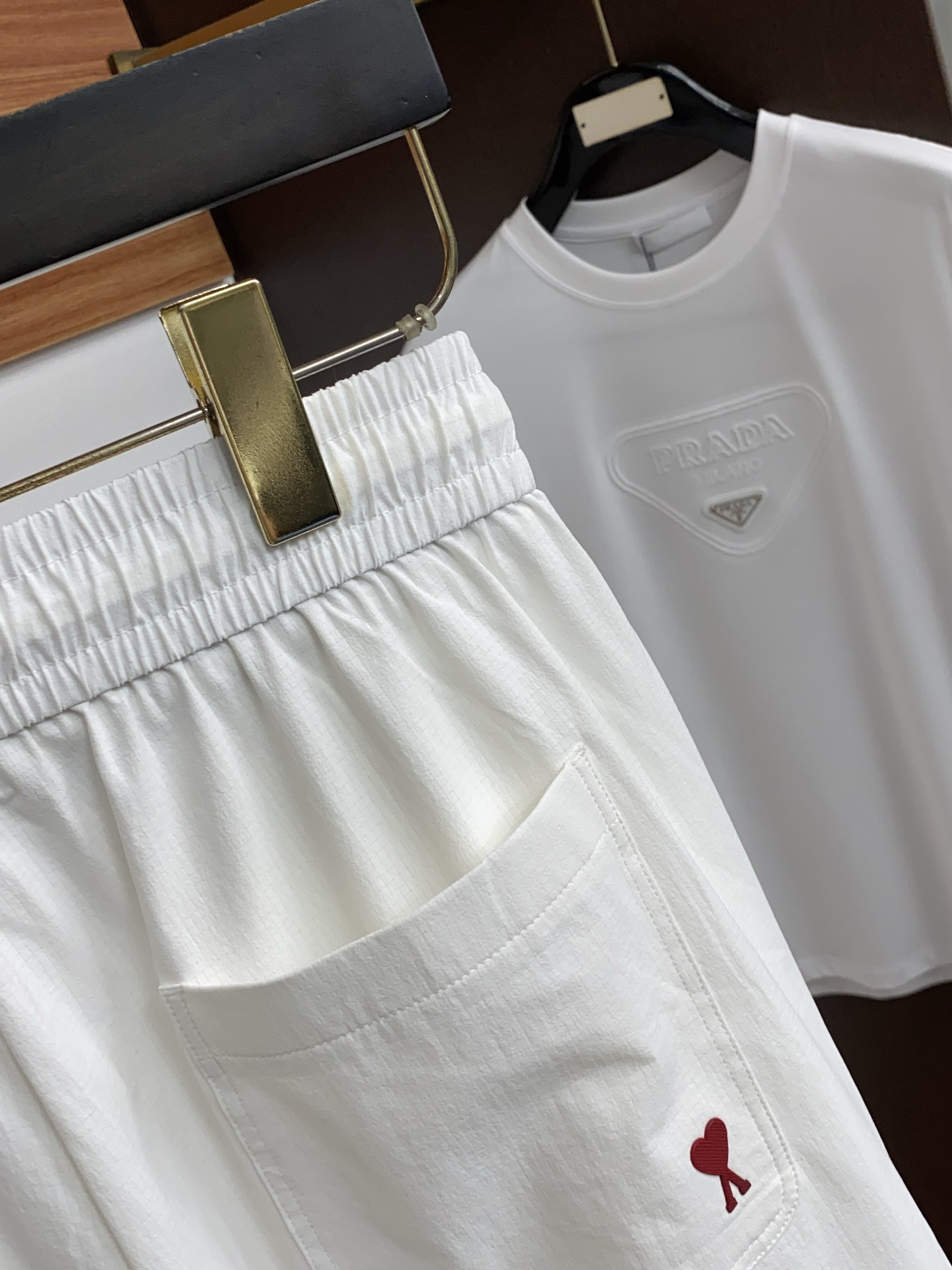 AMi 春夏新款休闲短裤 品牌经典系列速干弹了面料 舒适度极好，手触感强烈。原版品牌logo 辨识度极高