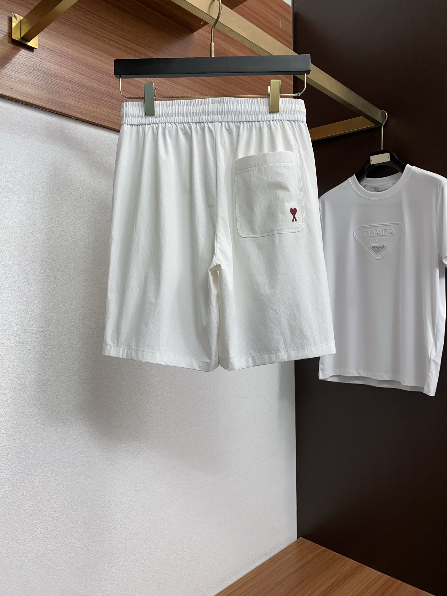 AMi 春夏新款休闲短裤 品牌经典系列速干弹了面料 舒适度极好，手触感强烈。原版品牌logo 辨识度极高