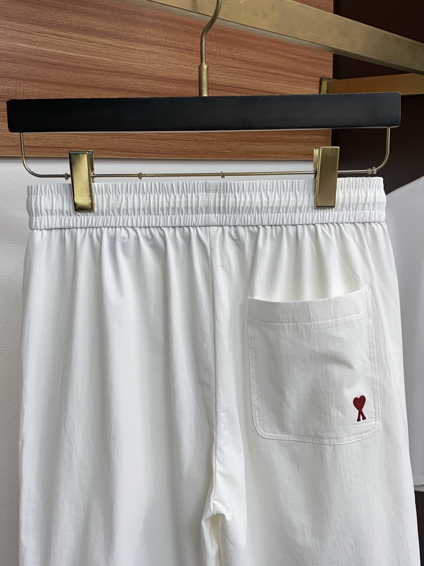 AMi 春夏新款休闲短裤 品牌经典系列速干弹了面料 舒适度极好，手触感强烈。原版品牌logo 辨识度极高