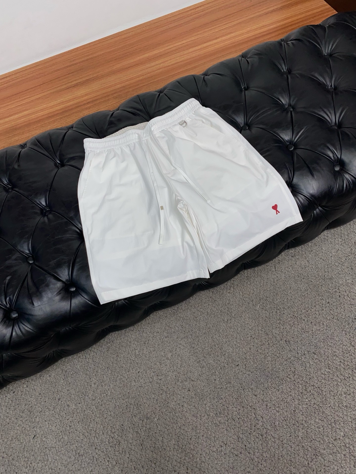 AMi 春夏新款休闲短裤 品牌经典系列速干弹了面料 舒适度极好，手触感强烈。原版品牌logo 辨识度极高