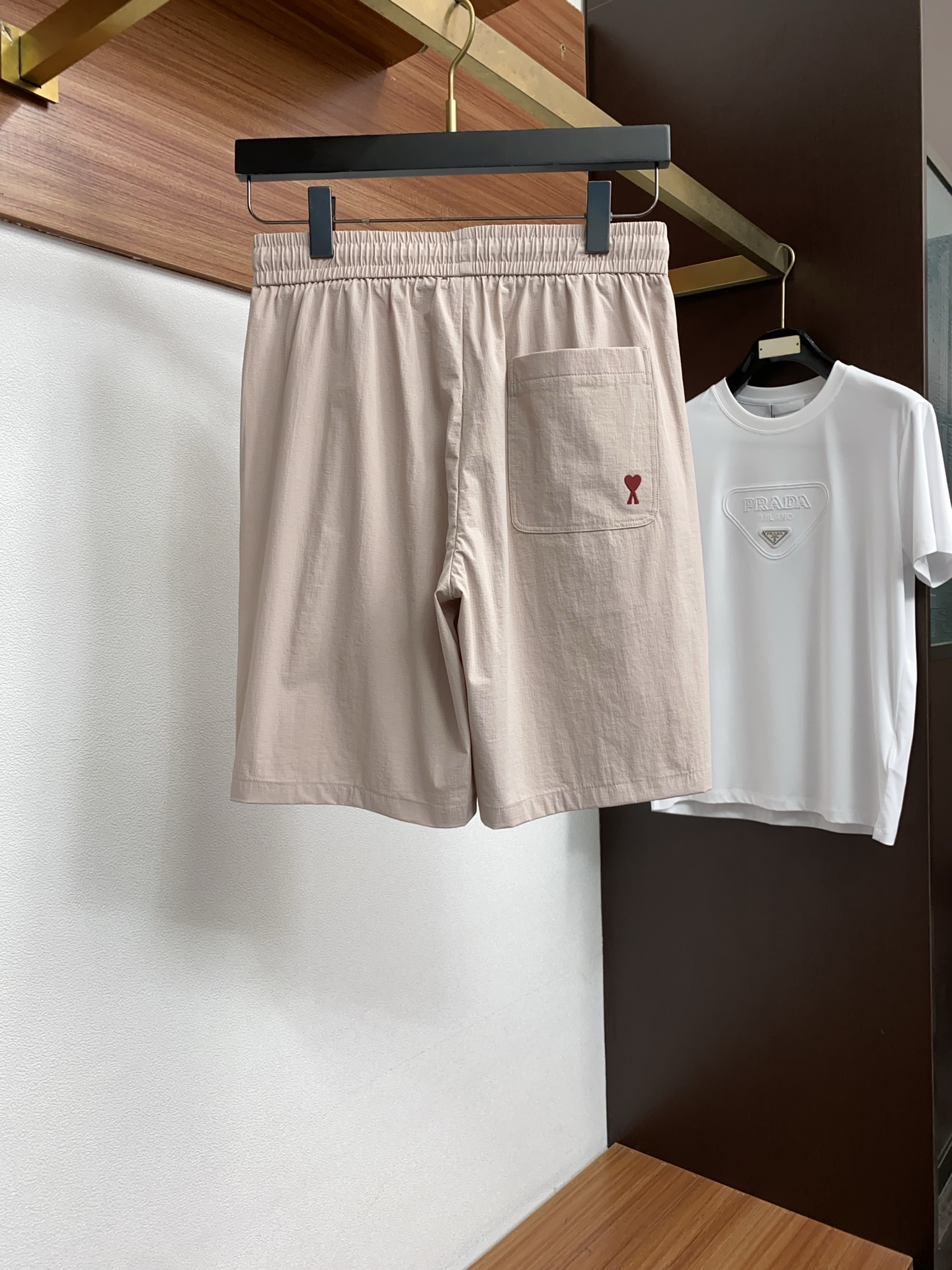 AMi 春夏新款休闲短裤 品牌经典系列速干弹了面料 舒适度极好，手触感强烈。原版品牌logo 辨识度极高