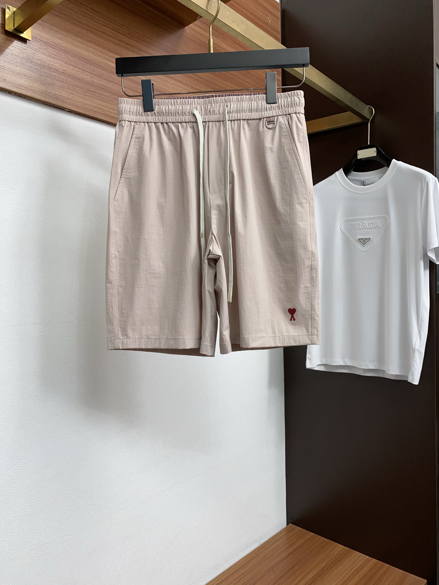 AMi 春夏新款休闲短裤 品牌经典系列速干弹了面料 舒适度极好，手触感强烈。原版品牌logo 辨识度极高