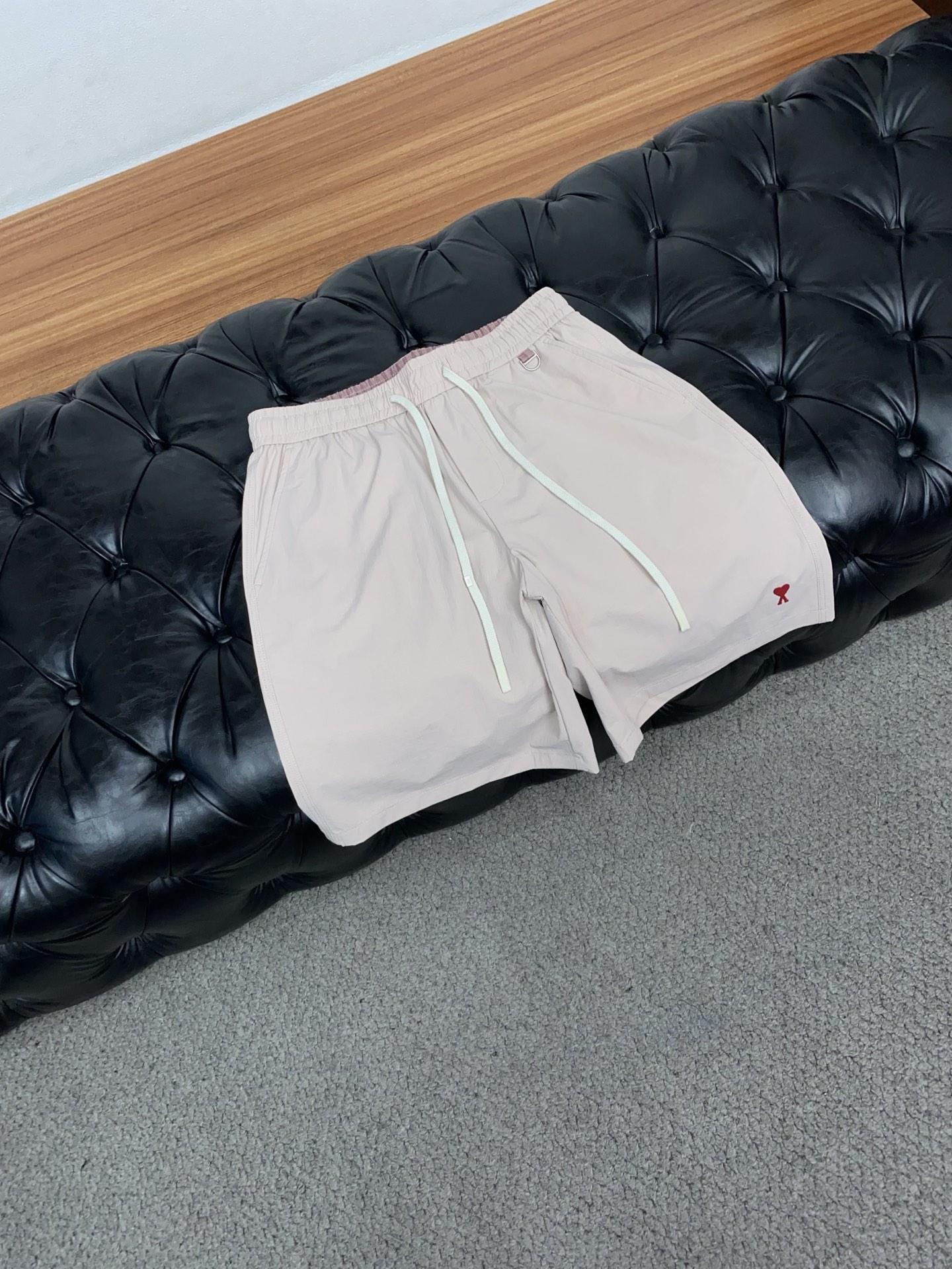 AMi 春夏新款休闲短裤 品牌经典系列速干弹了面料 舒适度极好，手触感强烈。原版品牌logo 辨识度极高