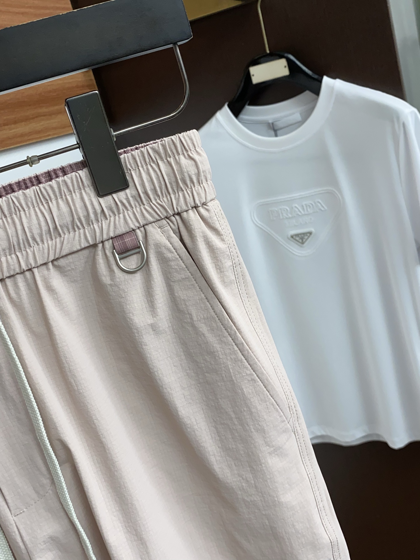 AMi 春夏新款休闲短裤 品牌经典系列速干弹了面料 舒适度极好，手触感强烈。原版品牌logo 辨识度极高