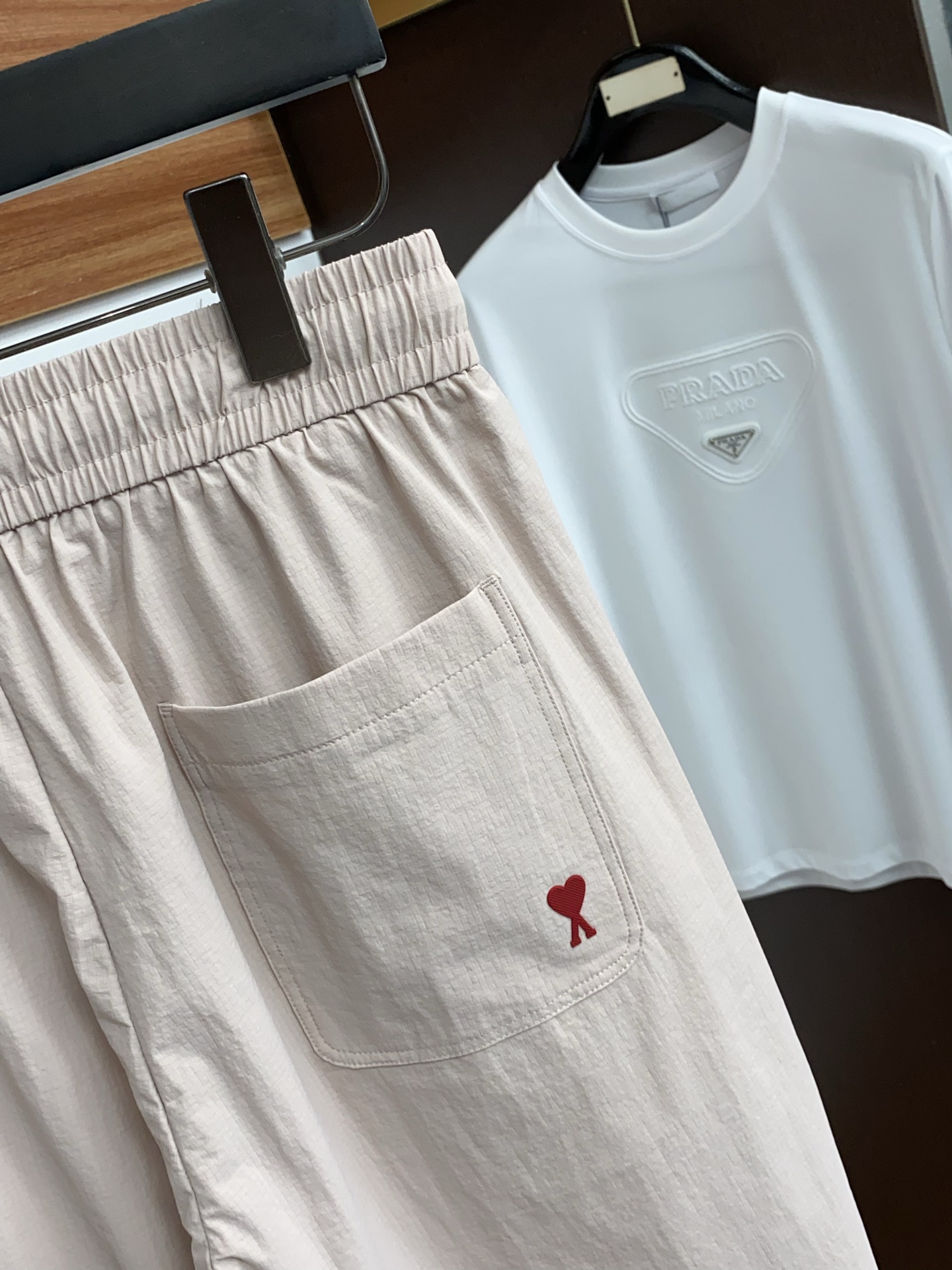 AMi 春夏新款休闲短裤 品牌经典系列速干弹了面料 舒适度极好，手触感强烈。原版品牌logo 辨识度极高