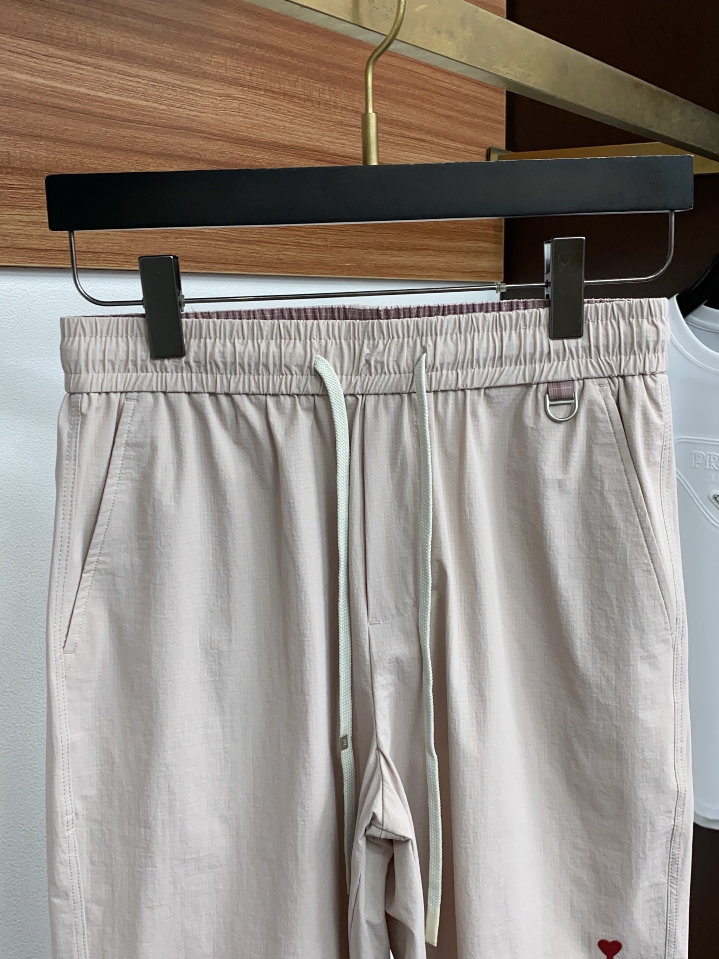 AMi 春夏新款休闲短裤 品牌经典系列速干弹了面料 舒适度极好，手触感强烈。原版品牌logo 辨识度极高