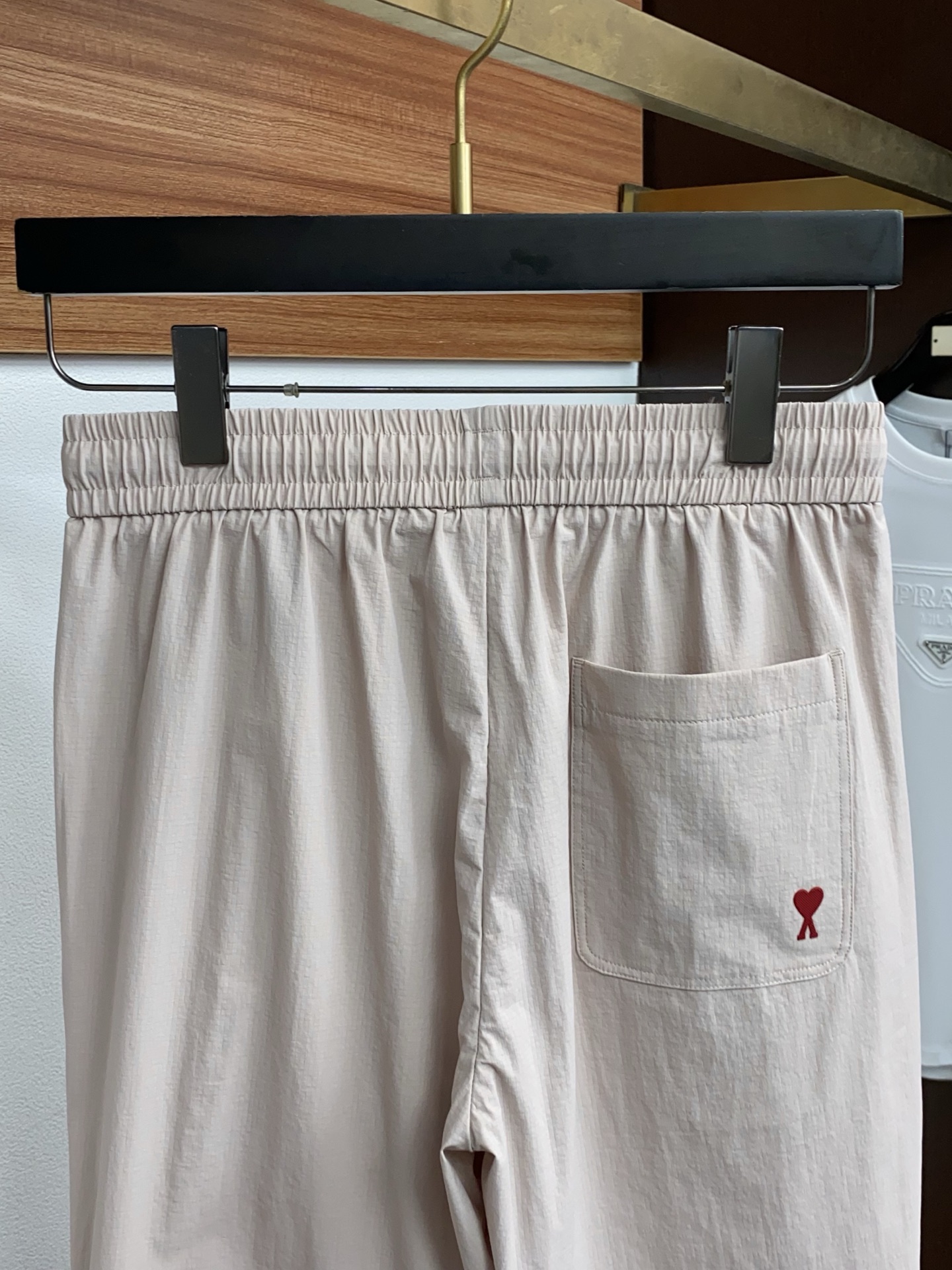 AMi 春夏新款休闲短裤 品牌经典系列速干弹了面料 舒适度极好，手触感强烈。原版品牌logo 辨识度极高