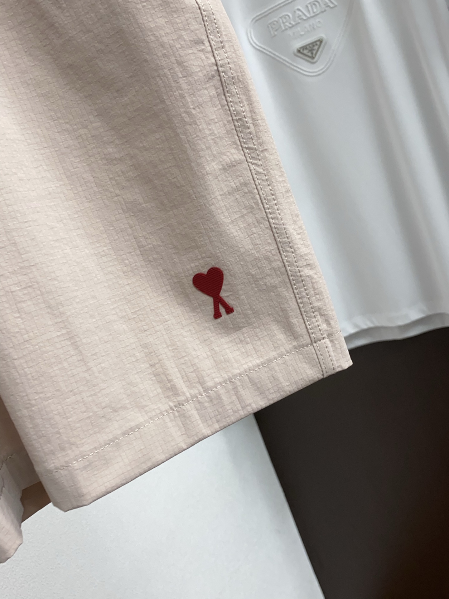 AMi 春夏新款休闲短裤 品牌经典系列速干弹了面料 舒适度极好，手触感强烈。原版品牌logo 辨识度极高