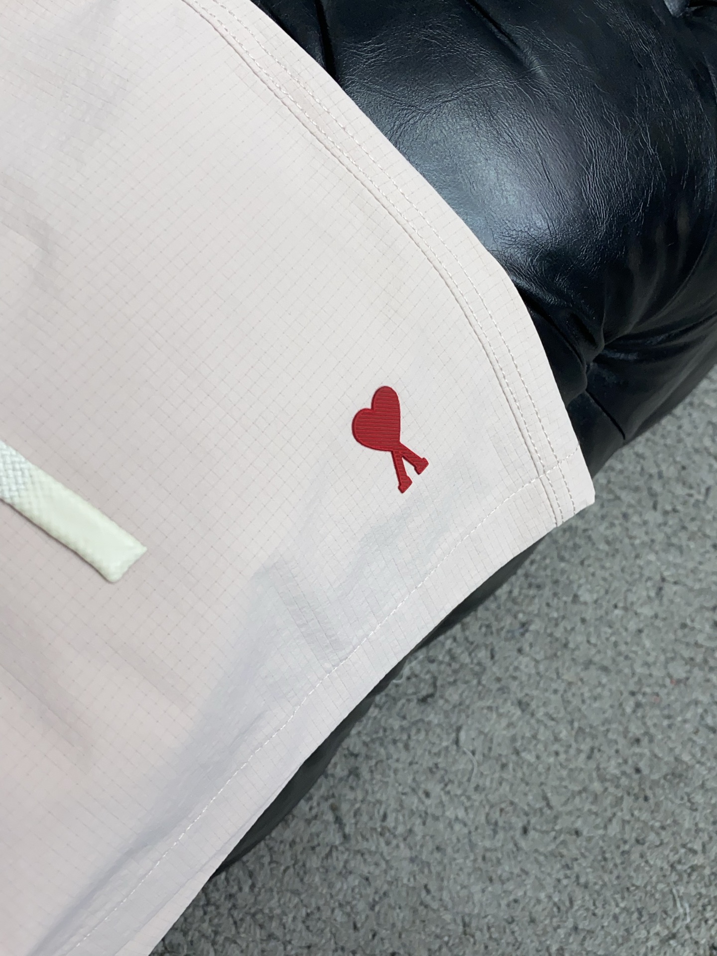 AMi 春夏新款休闲短裤 品牌经典系列速干弹了面料 舒适度极好，手触感强烈。原版品牌logo 辨识度极高