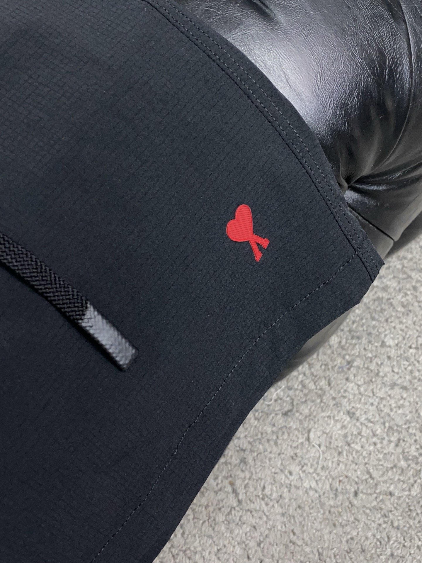 AMi 春夏新款休闲短裤 品牌经典系列速干弹了面料 舒适度极好，手触感强烈。原版品牌logo 辨识度极高