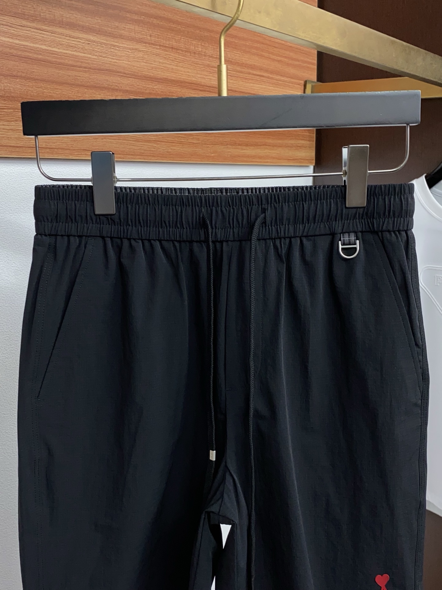 AMi 春夏新款休闲短裤 品牌经典系列速干弹了面料 舒适度极好，手触感强烈。原版品牌logo 辨识度极高