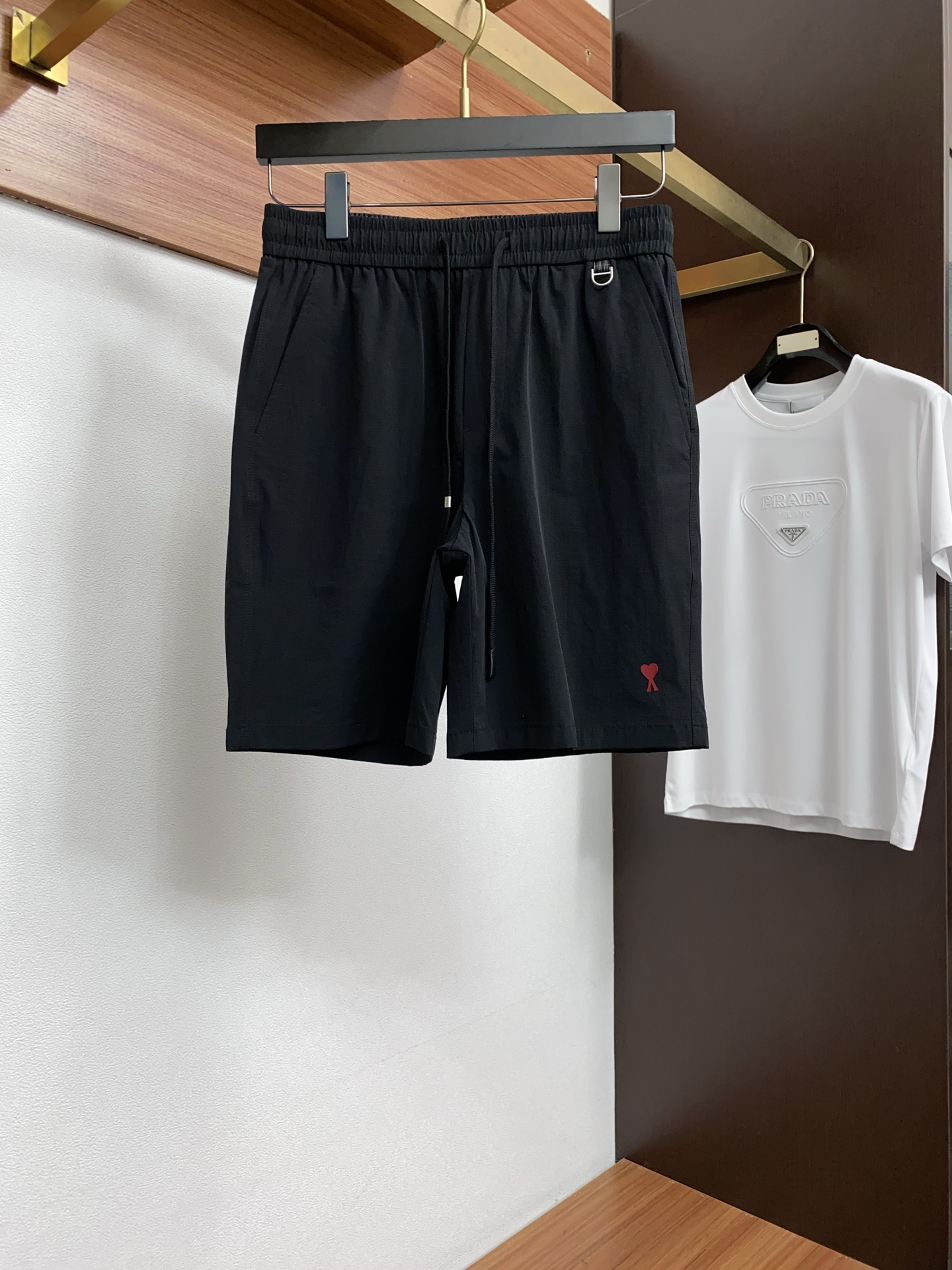 AMi 春夏新款休闲短裤 品牌经典系列速干弹了面料 舒适度极好，手触感强烈。原版品牌logo 辨识度极高