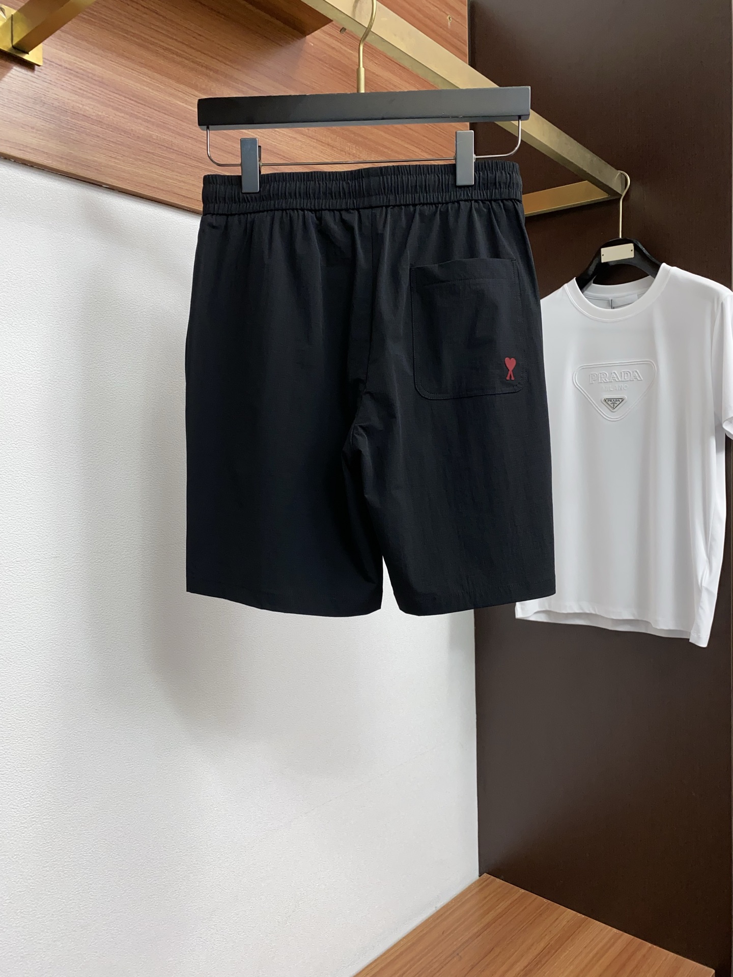 AMi 春夏新款休闲短裤 品牌经典系列速干弹了面料 舒适度极好，手触感强烈。原版品牌logo 辨识度极高