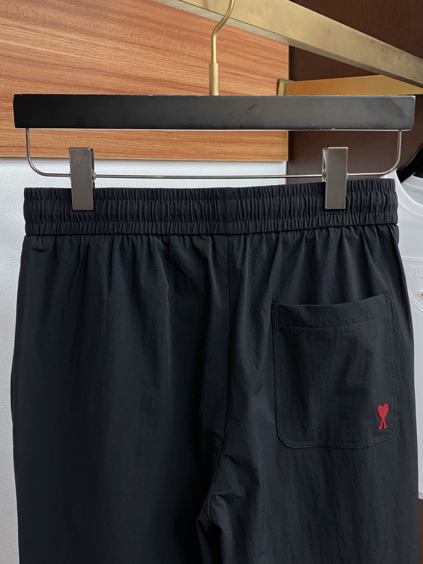 AMi 春夏新款休闲短裤 品牌经典系列速干弹了面料 舒适度极好，手触感强烈。原版品牌logo 辨识度极高