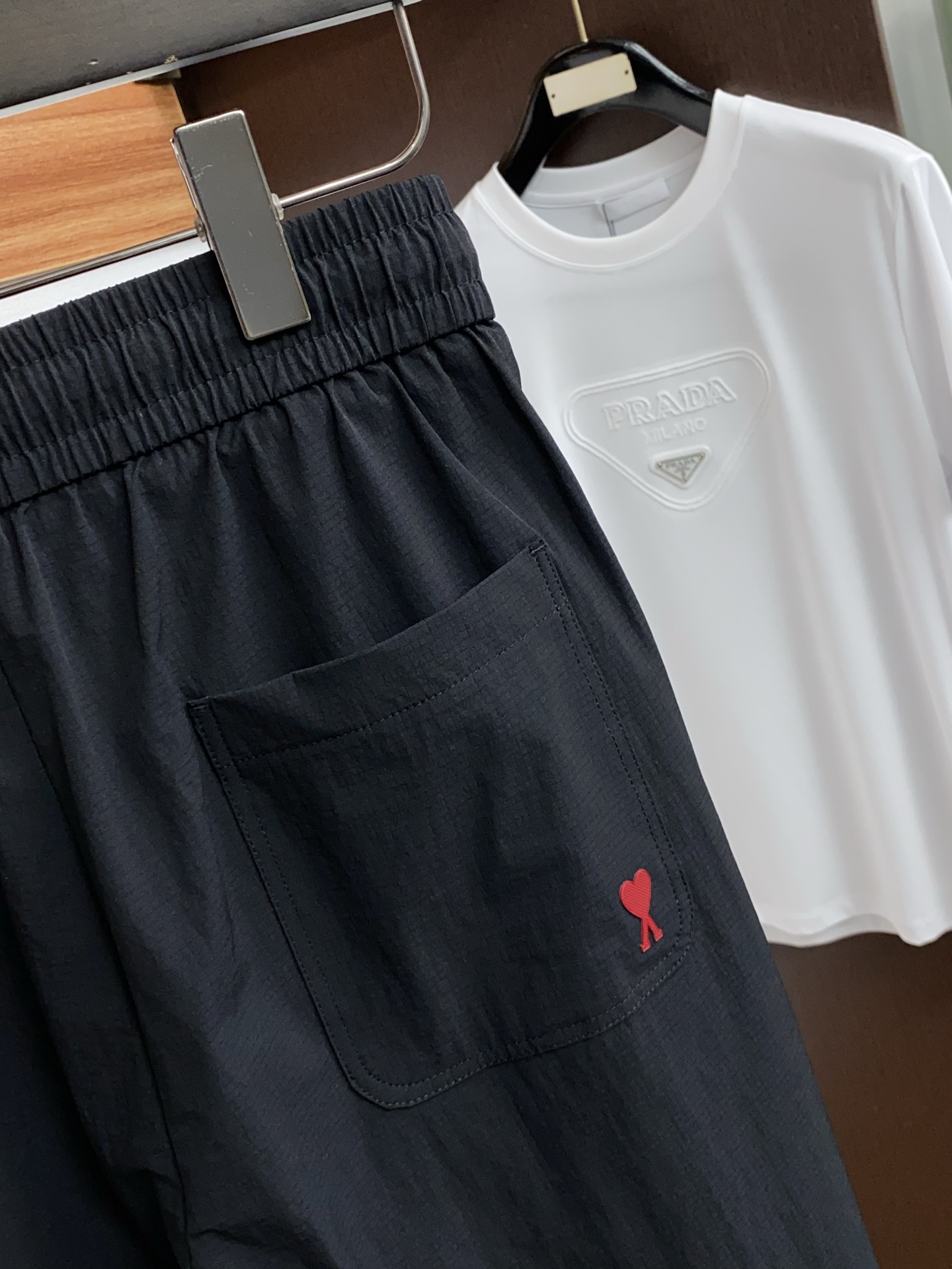 AMi 春夏新款休闲短裤 品牌经典系列速干弹了面料 舒适度极好，手触感强烈。原版品牌logo 辨识度极高