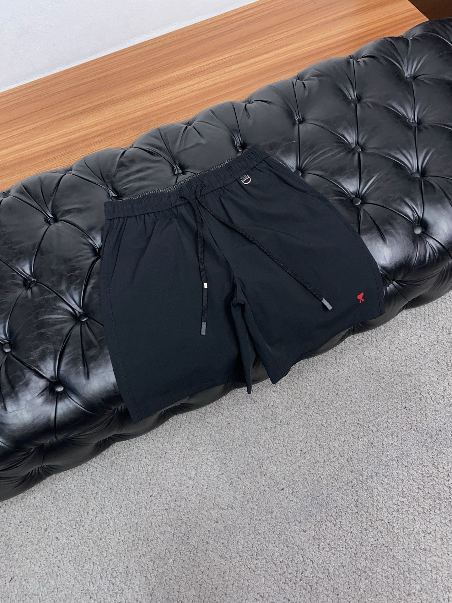 AMi 春夏新款休闲短裤 品牌经典系列速干弹了面料 舒适度极好，手触感强烈。原版品牌logo 辨识度极高