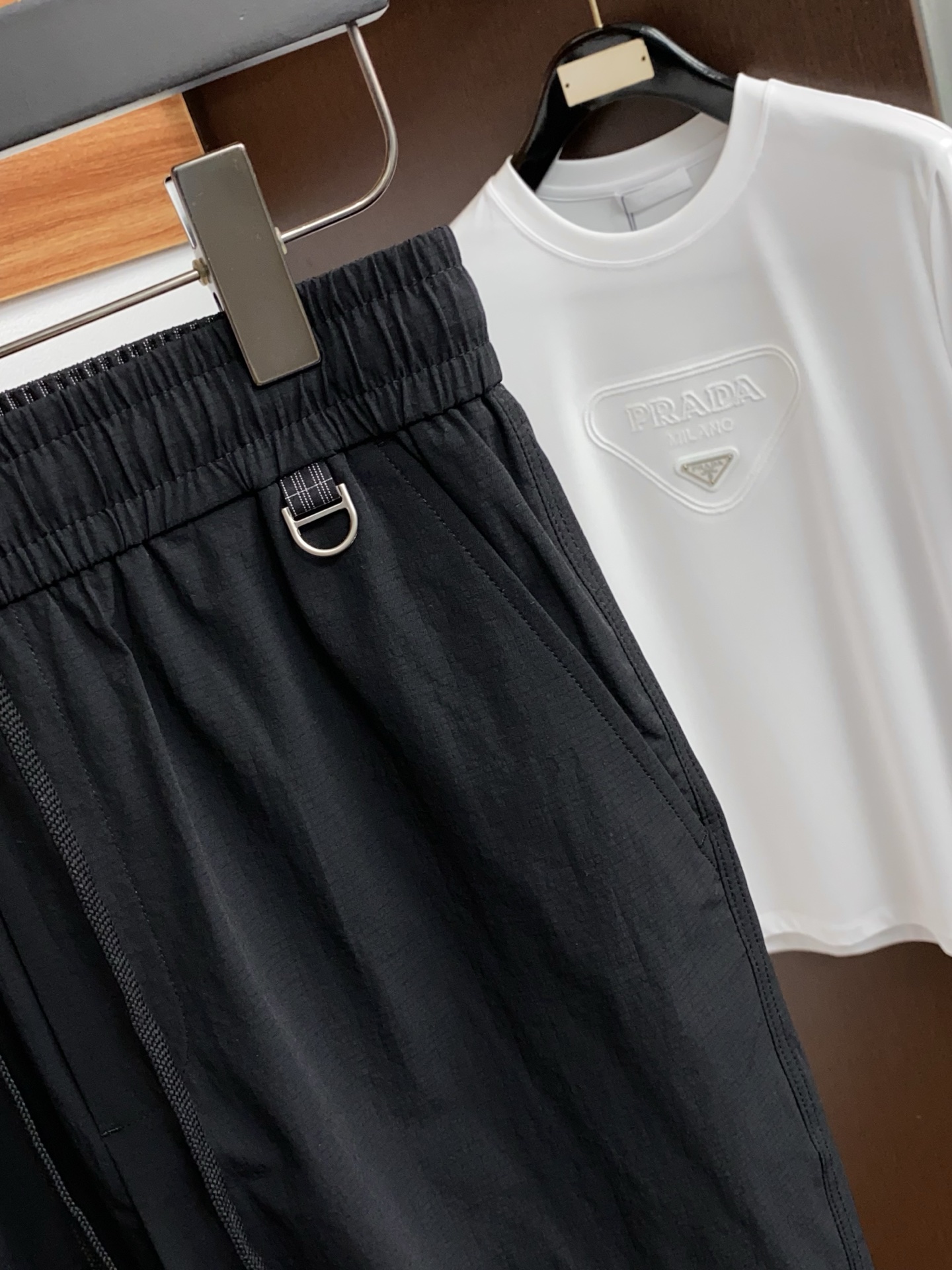 AMi 春夏新款休闲短裤 品牌经典系列速干弹了面料 舒适度极好，手触感强烈。原版品牌logo 辨识度极高