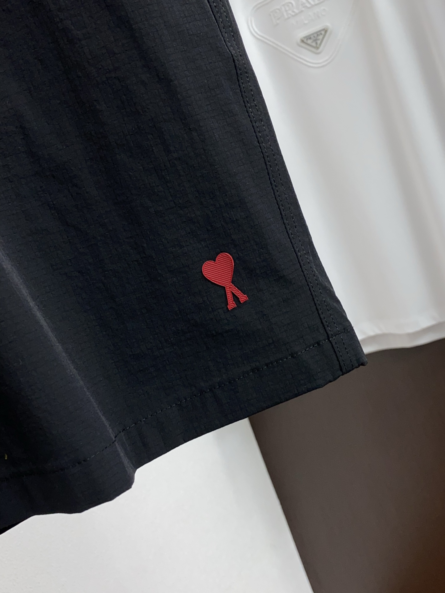 AMi 春夏新款休闲短裤 品牌经典系列速干弹了面料 舒适度极好，手触感强烈。原版品牌logo 辨识度极高