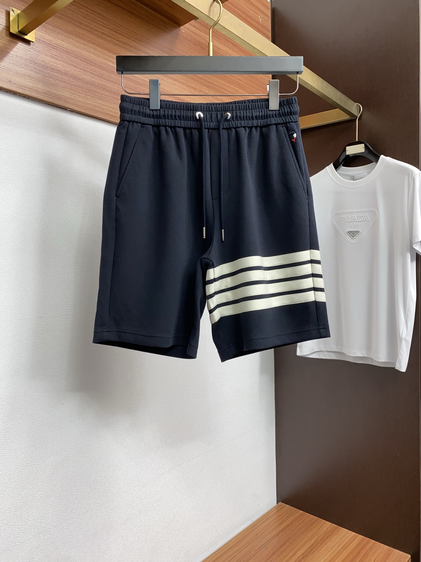 TB 春夏新款休闲短裤 品牌经典系列纯棉面料 舒适度极好，手触感强烈。原版品牌织带装饰 辨识度极高 定制