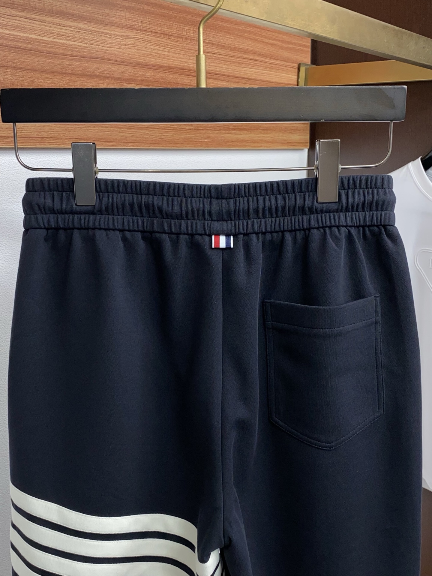 TB 春夏新款休闲短裤 品牌经典系列纯棉面料 舒适度极好，手触感强烈。原版品牌织带装饰 辨识度极高 定制