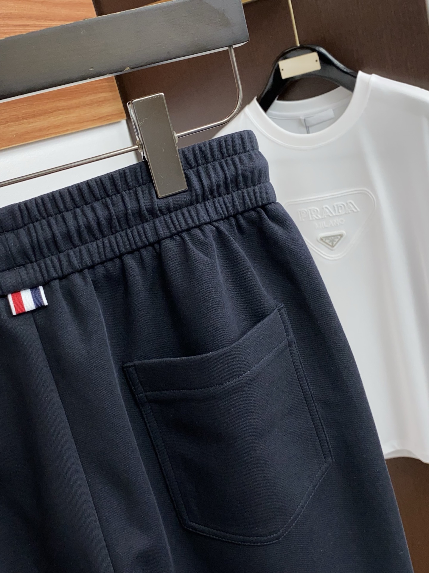 TB 春夏新款休闲短裤 品牌经典系列纯棉面料 舒适度极好，手触感强烈。原版品牌织带装饰 辨识度极高 定制