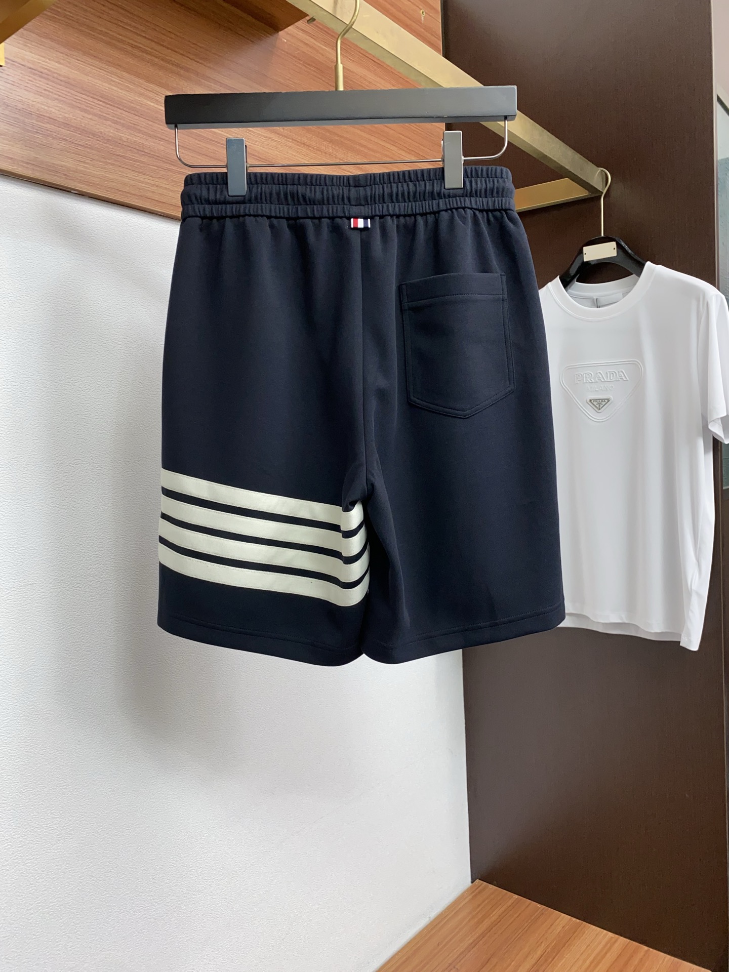 TB 春夏新款休闲短裤 品牌经典系列纯棉面料 舒适度极好，手触感强烈。原版品牌织带装饰 辨识度极高 定制