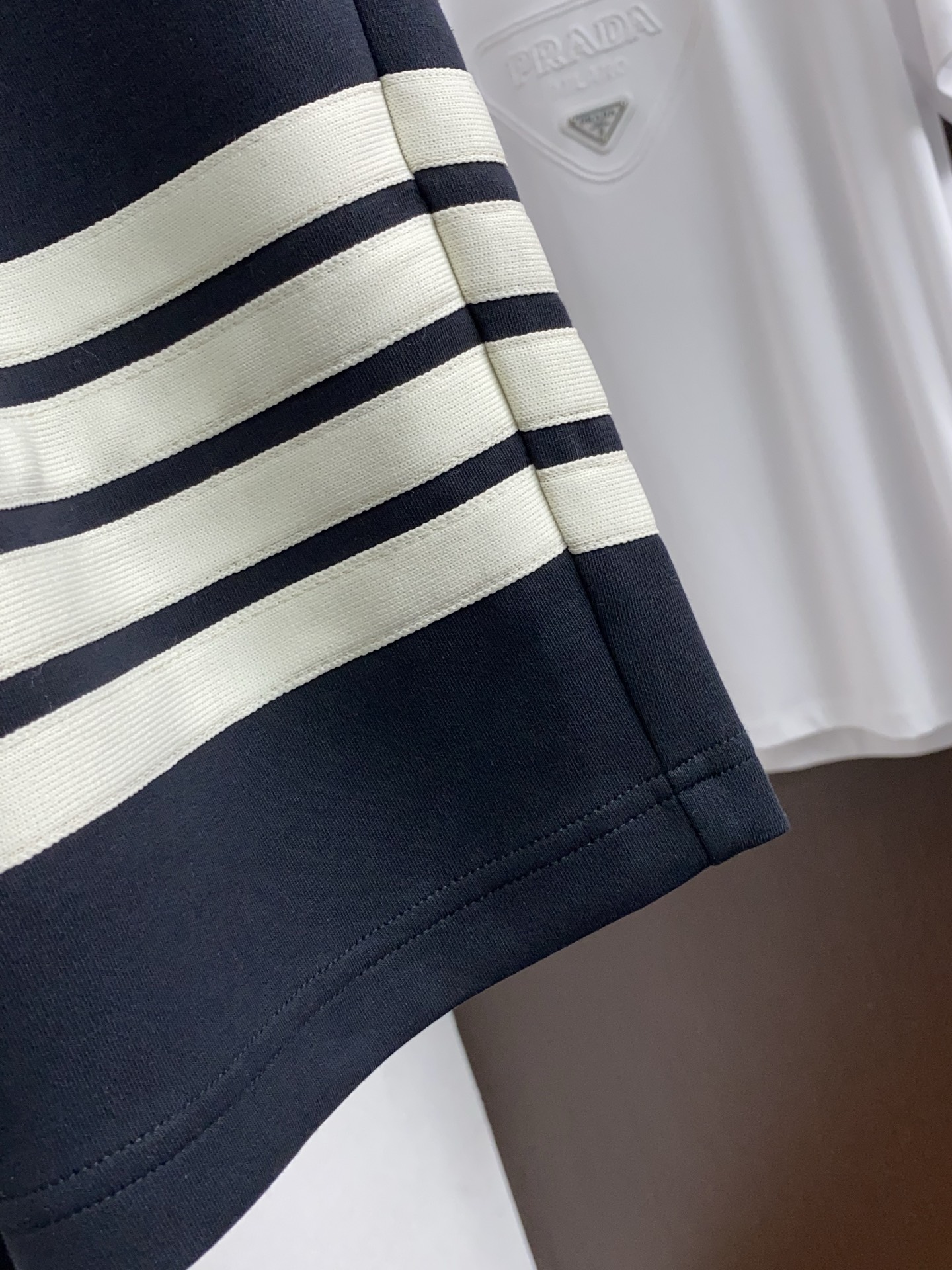 TB 春夏新款休闲短裤 品牌经典系列纯棉面料 舒适度极好，手触感强烈。原版品牌织带装饰 辨识度极高 定制