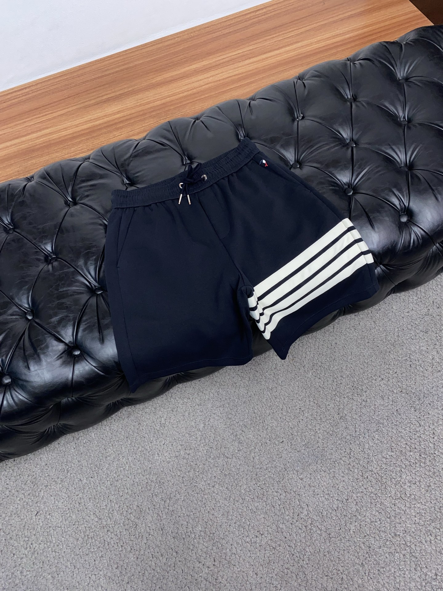 TB 春夏新款休闲短裤 品牌经典系列纯棉面料 舒适度极好，手触感强烈。原版品牌织带装饰 辨识度极高 定制