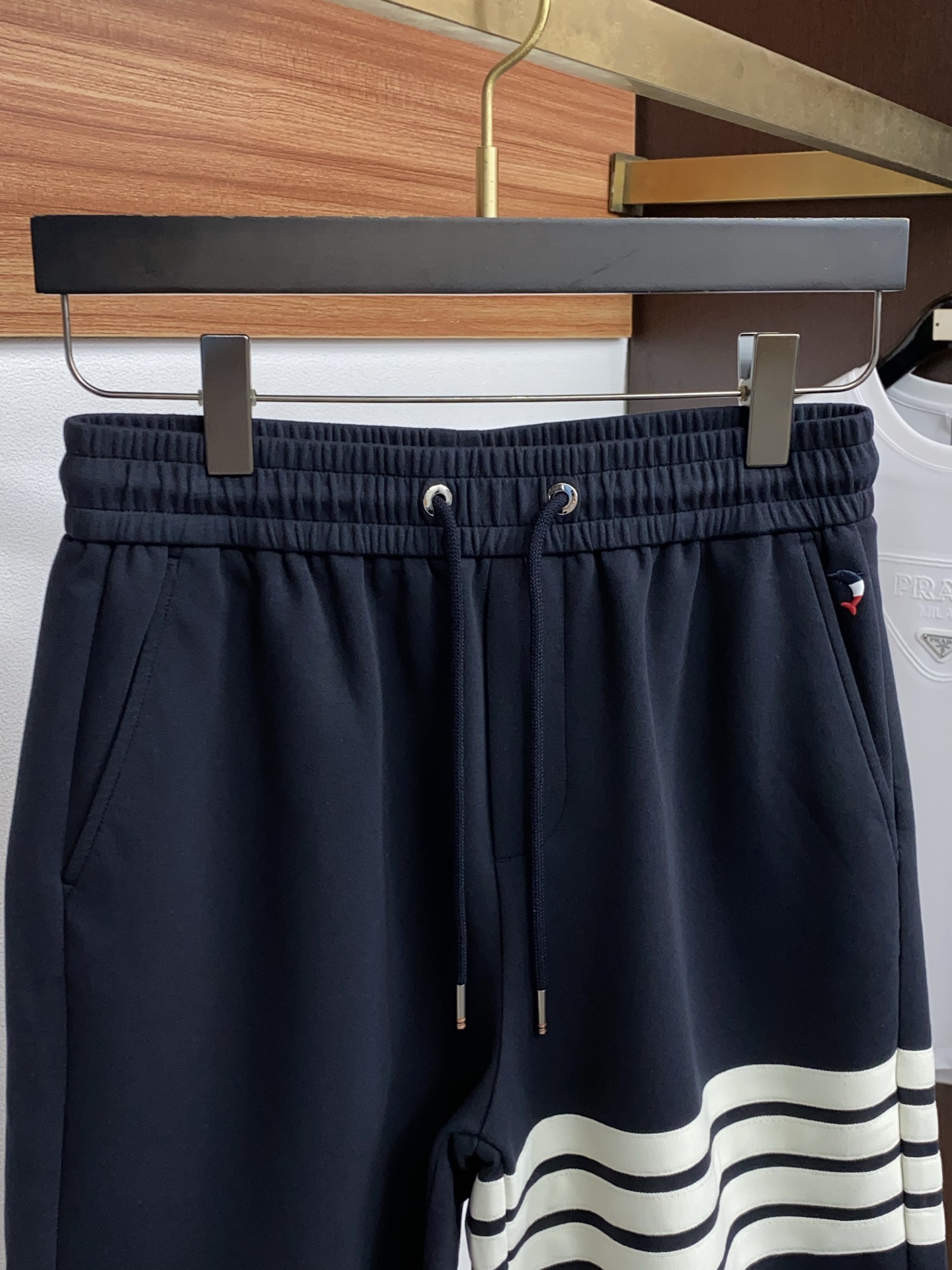 TB 春夏新款休闲短裤 品牌经典系列纯棉面料 舒适度极好，手触感强烈。原版品牌织带装饰 辨识度极高 定制