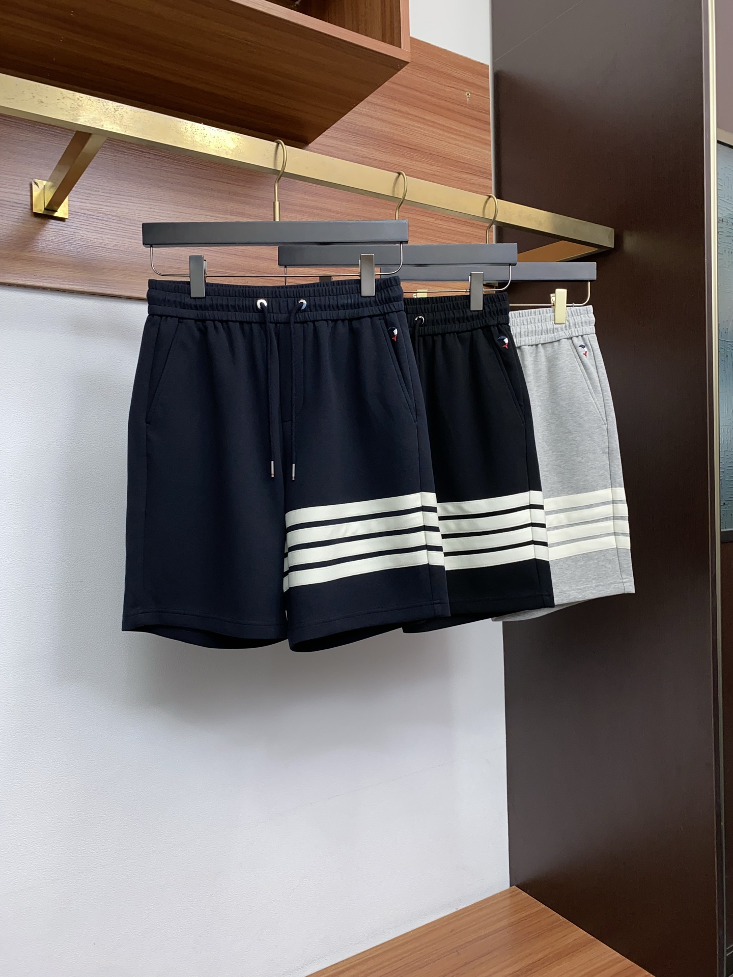 TB 春夏新款休闲短裤 品牌经典系列纯棉面料 舒适度极好，手触感强烈。原版品牌织带装饰 辨识度极高 定制