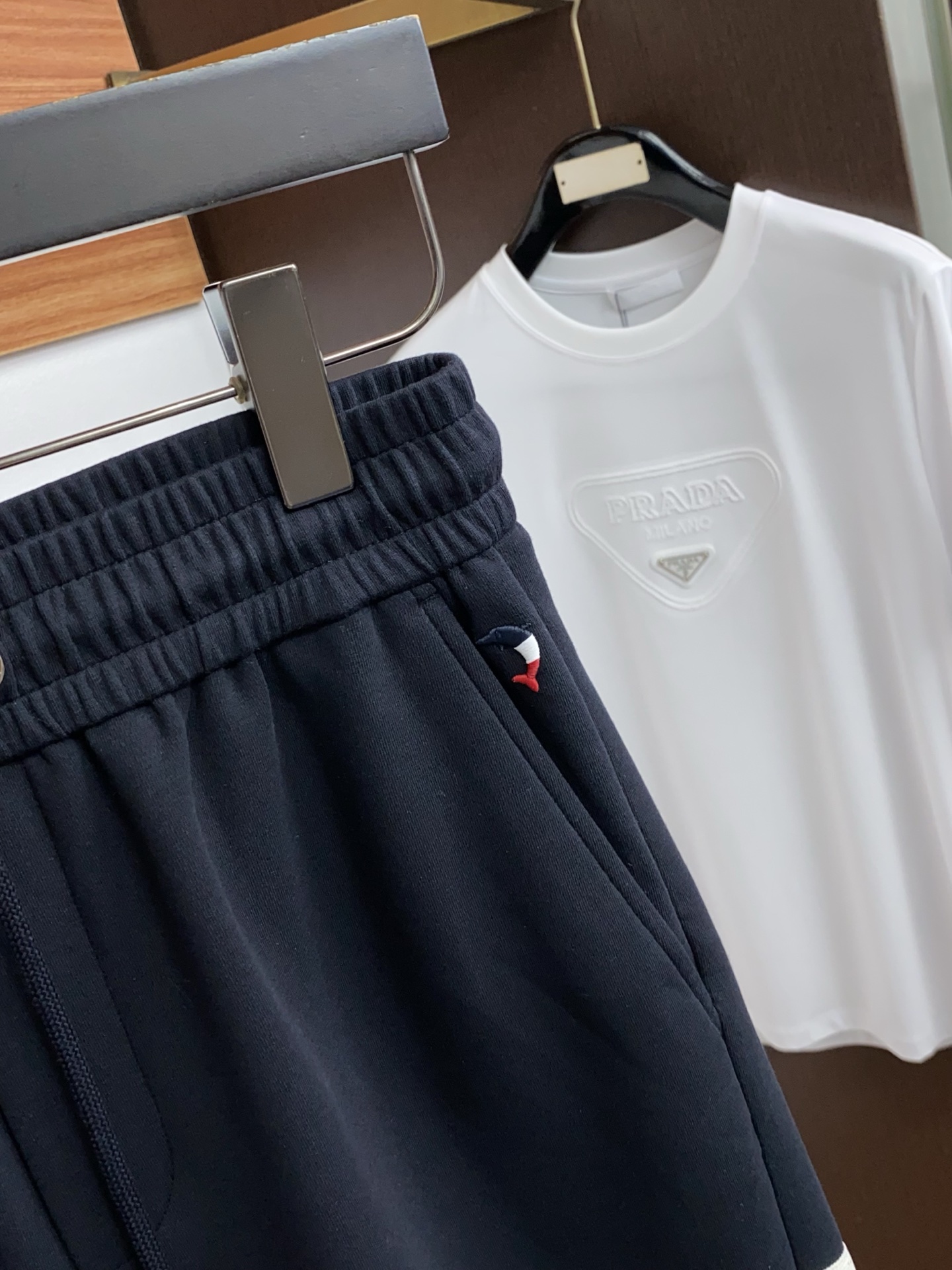 TB 春夏新款休闲短裤 品牌经典系列纯棉面料 舒适度极好，手触感强烈。原版品牌织带装饰 辨识度极高 定制